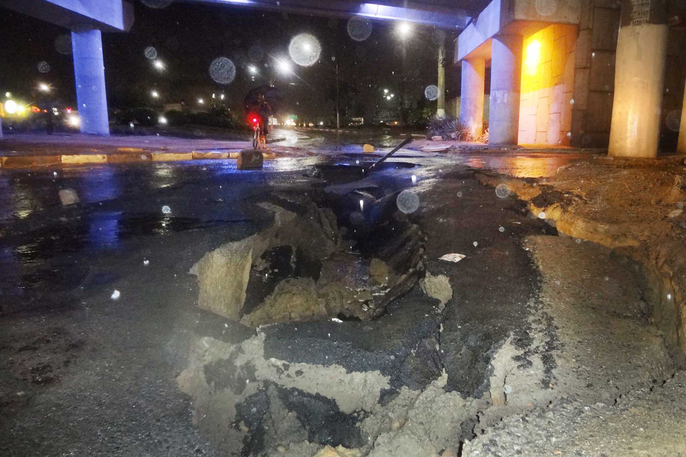 Buraco em Avenida de Feira de Santana é decorrente de sistema de drenagem ineficiente e baixa qualidade do pavimento.