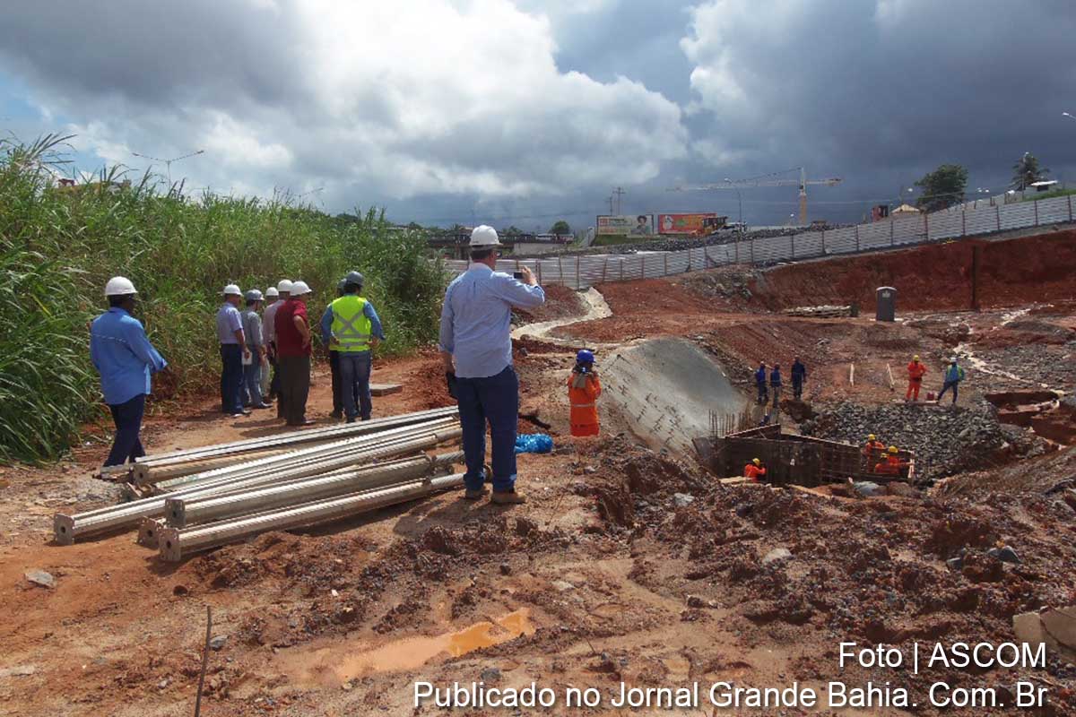Equipe da Câmara de Engenharia Civil visita local do rompimento da tubulação.