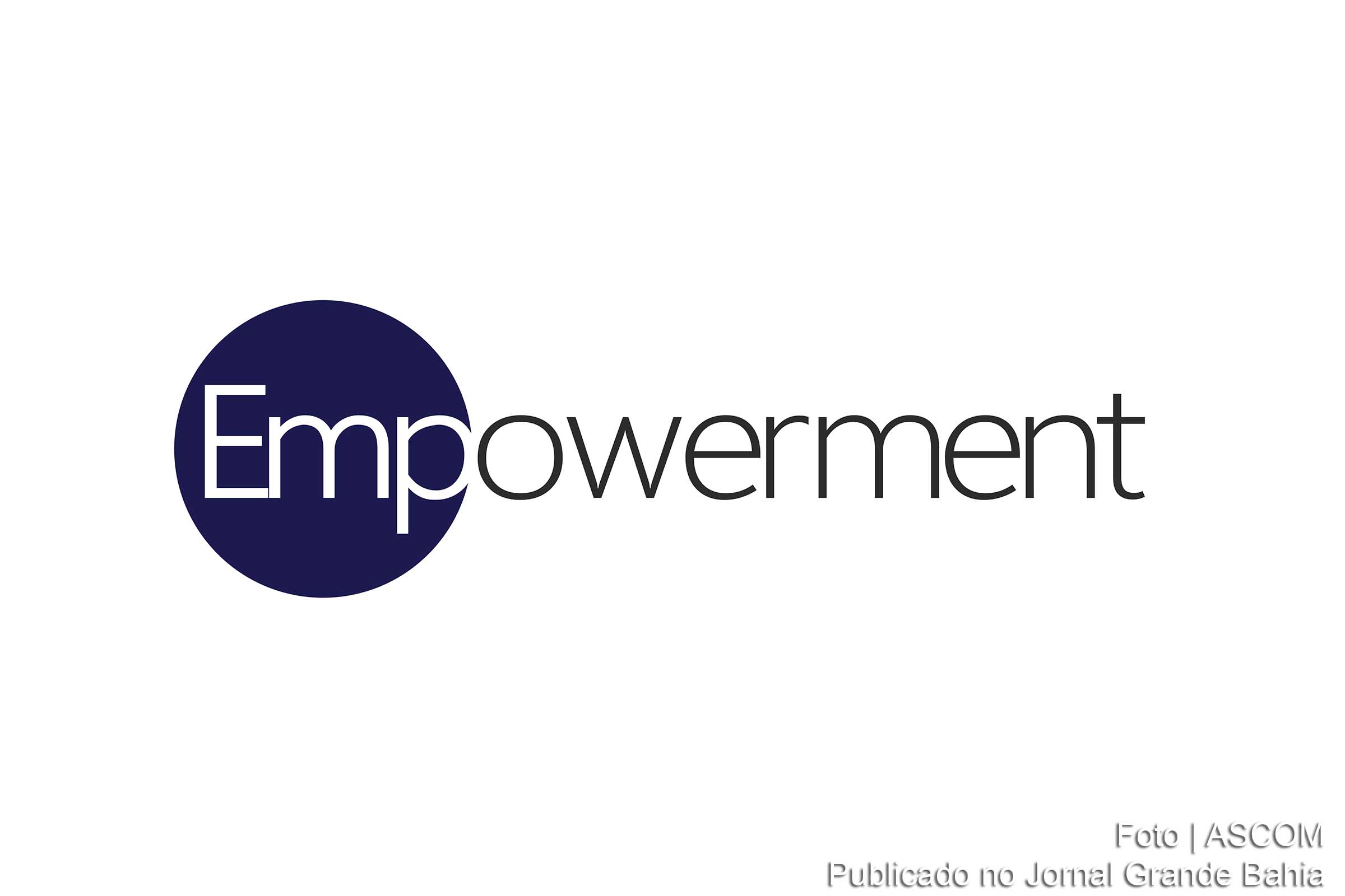 O Empowerment, cujas raízes originam-se a partir da segunda metade do século XX, tem como princípio transferir para as pessoas o poder, a liberdade e a informação que lhes autorizam tomar decisões e tomar parte ativamente da organização.