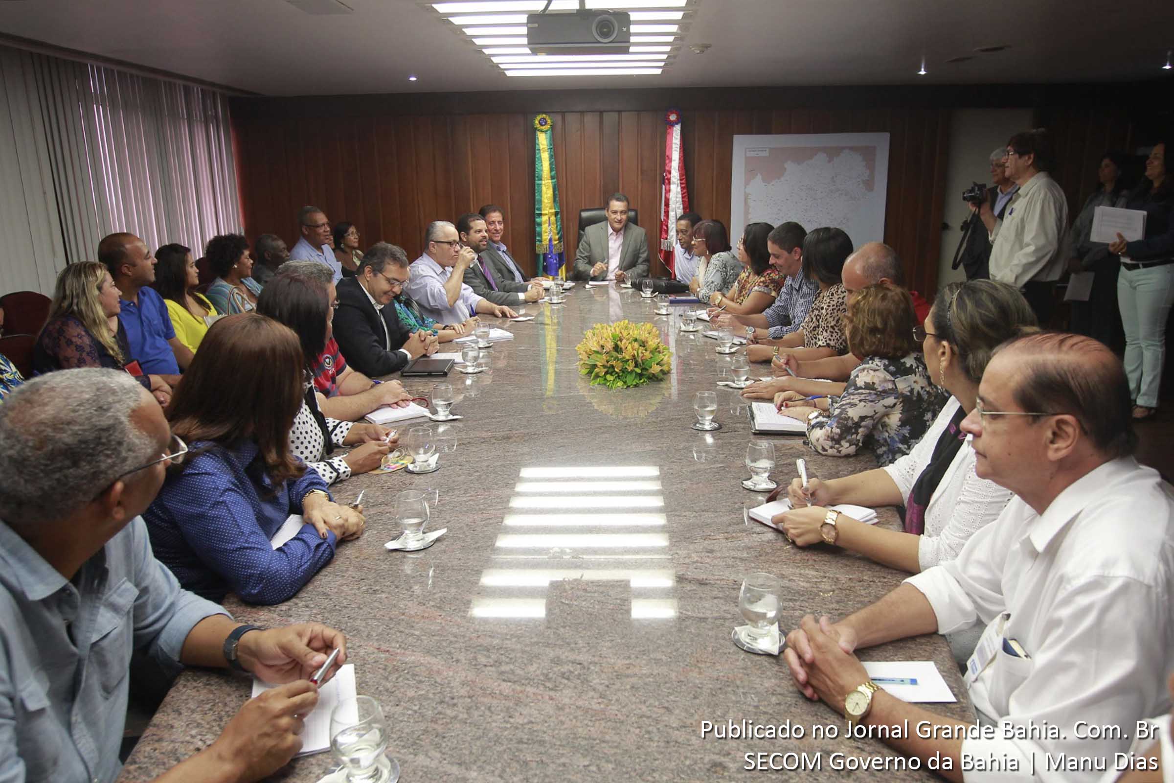 Governador Rui Costa discute com representantes da APLB propostas para o setor da educação.