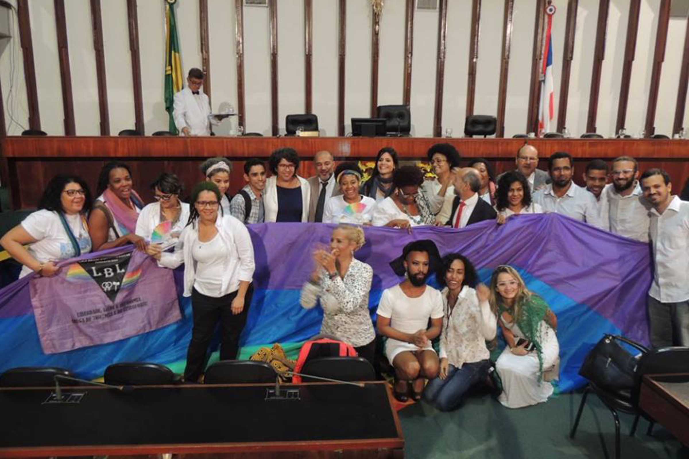 Grupo LBGT e políticos reunidos em evento na Alba.