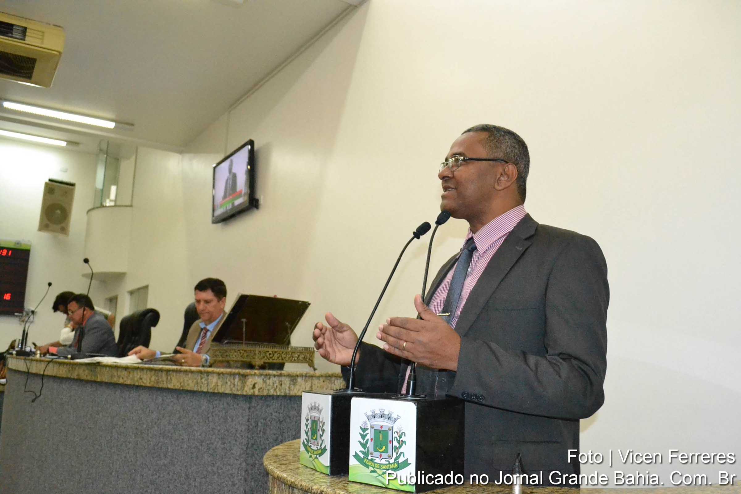 Isaías de Diogo: "A Lucidata colocou correntes no passeio da loja, podendo até um idoso cair.".