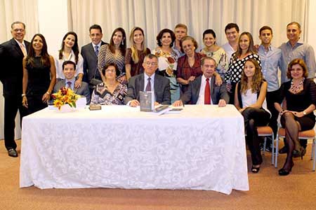 O livro lançado em Salvador, de autoria do escritor Luiz Almeida, que faz a biografia do ex-senador João Durval Carneiro, foi lembrado na Câmara.