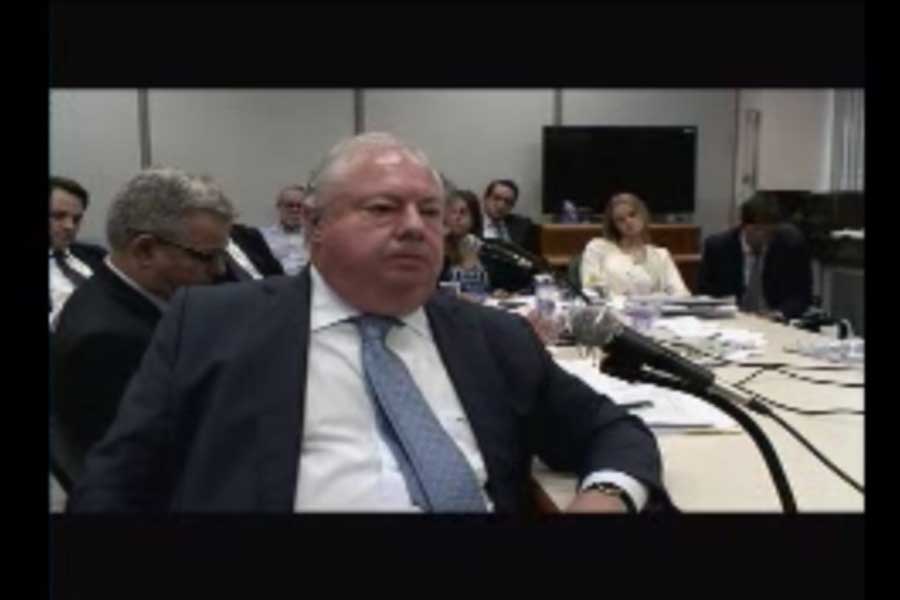 Júlio Gerin Almeida Camargo presta depoimento.