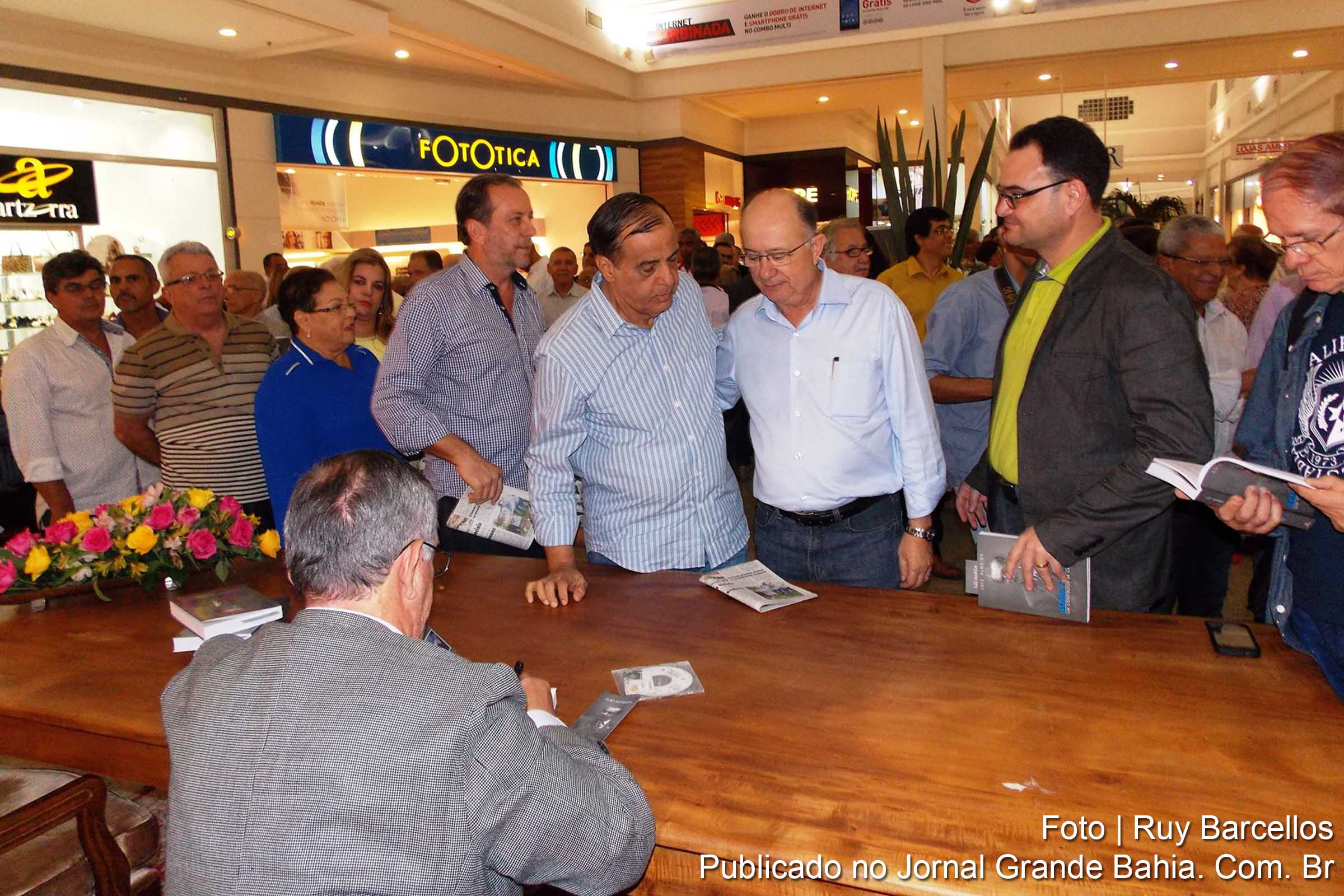 Comunidade de Feira de Santana prestigia lançamento de biografia sobre João Durval Carneiro; Livro de Luiz Almeida relata trajetória do vereador que conquistou o Governo da Bahia