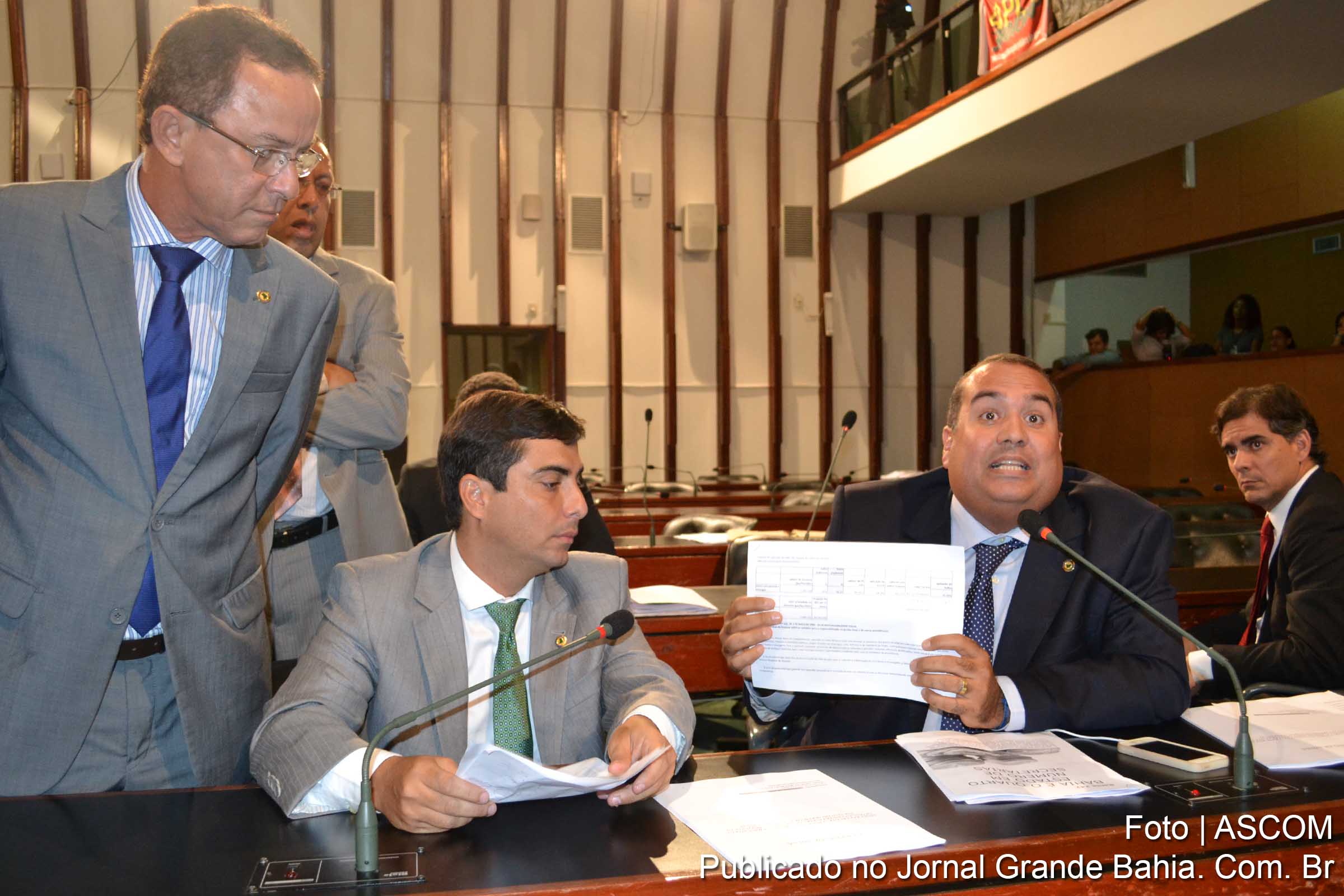 Oposição na Alba critica proposta de reajuste do governo do estado para servidores.