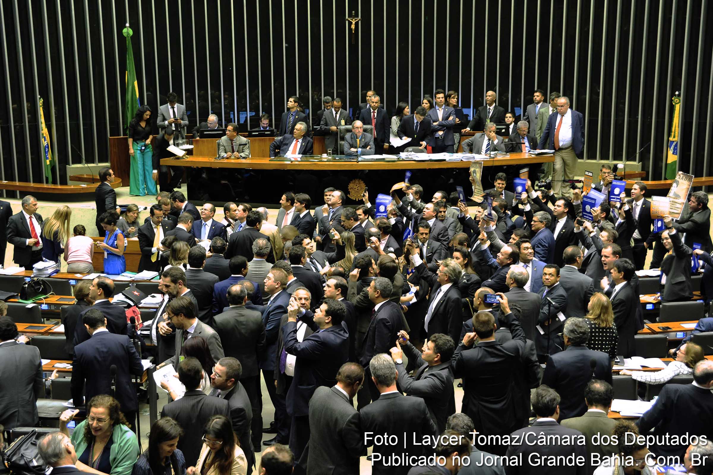 Plenário da Câmara Federal aprova mudanças no regime do seguro-desemprego.