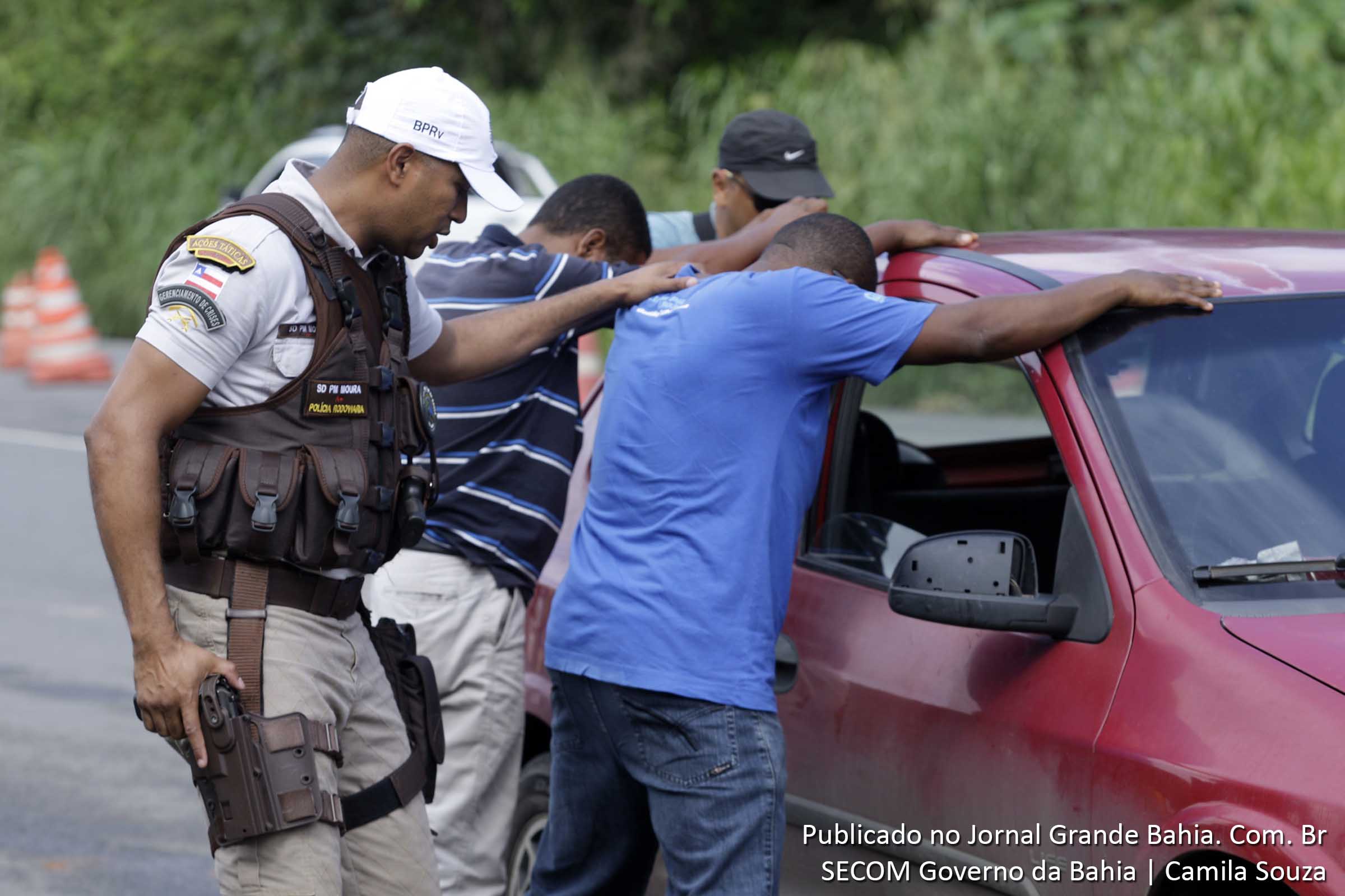 Polícia Rodoviária Estadual da Bahia durante abordagem de cidadãos.
