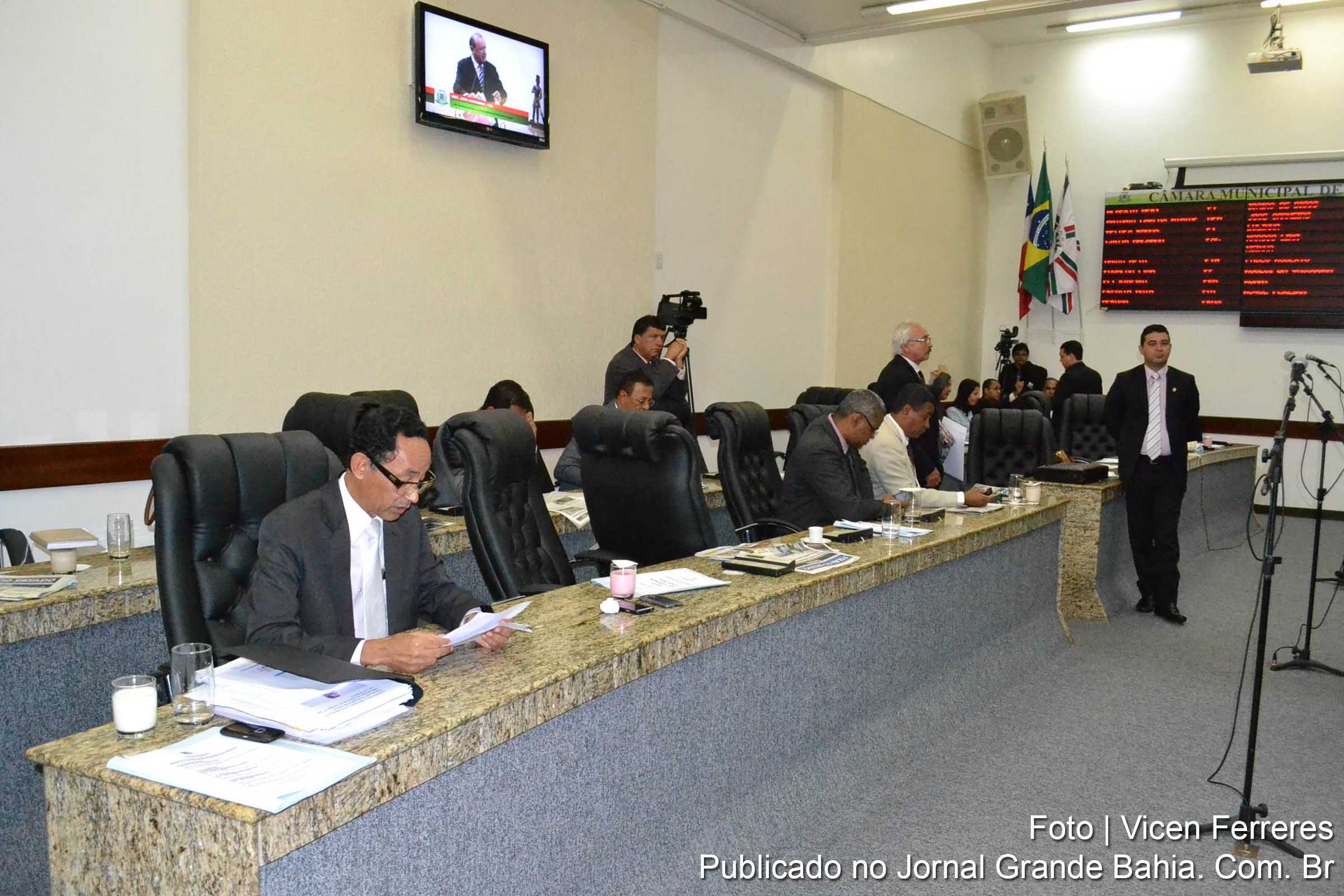 Vereadores de Feira de Santana revogam emenda a Lei Orgânica do Município.