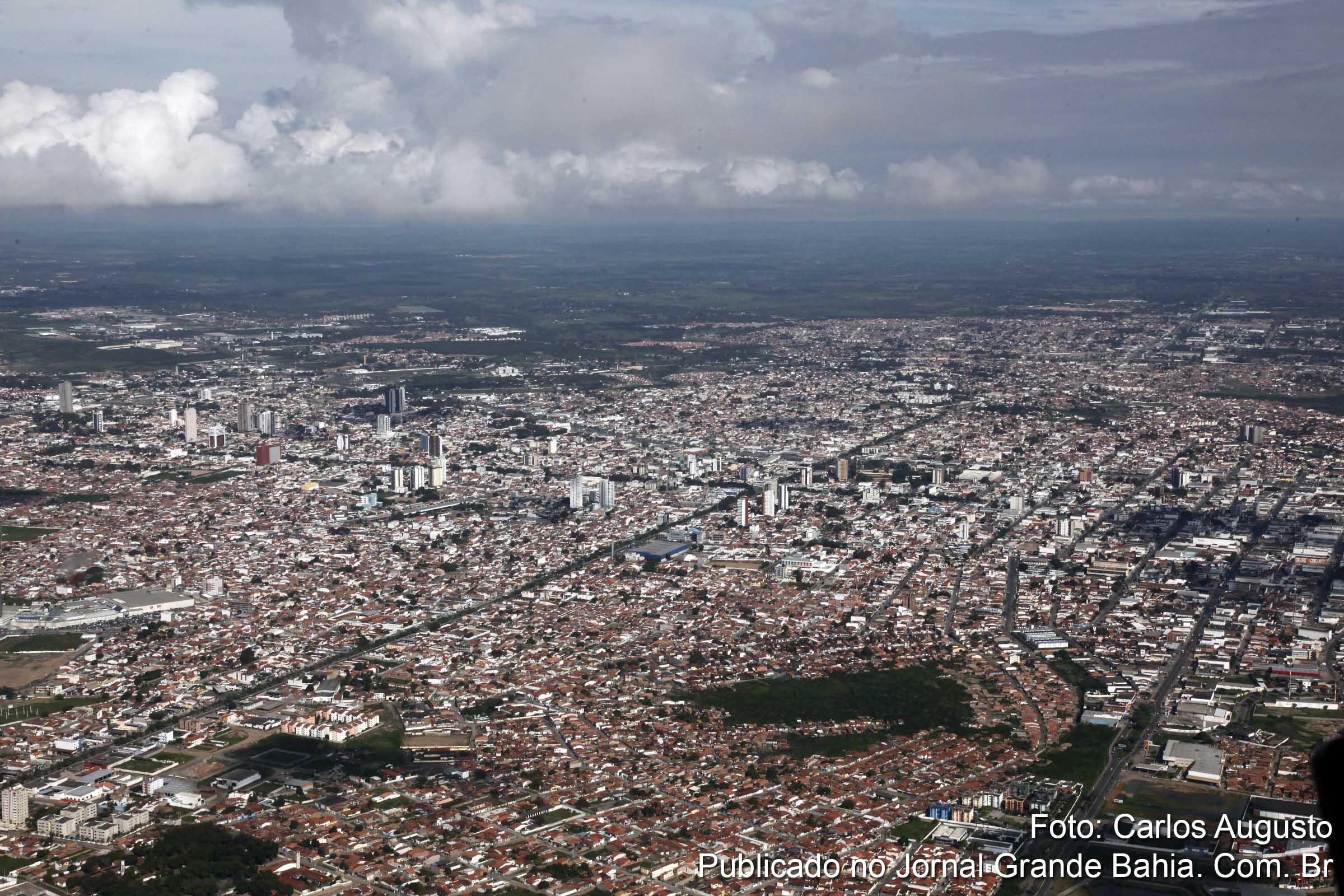 Vista aérea de Feira de Santana. Município recebe investimentos.