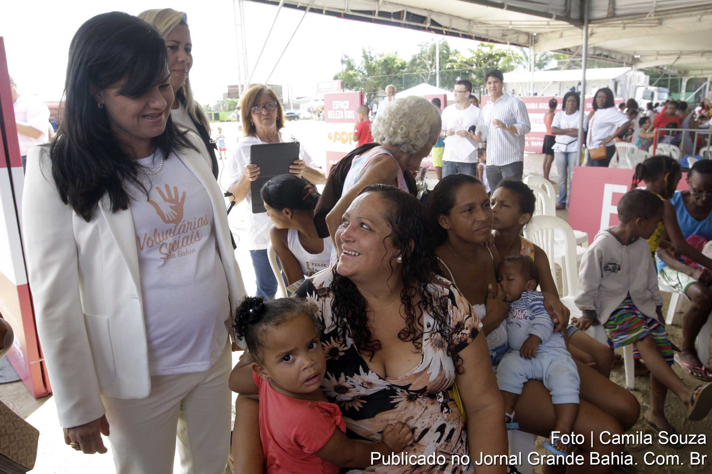 Mães da comunidade de Valéria recebem serviço social das Voluntárias Sociais com a presença da primeira dama do Estado, Aline Peixoto.