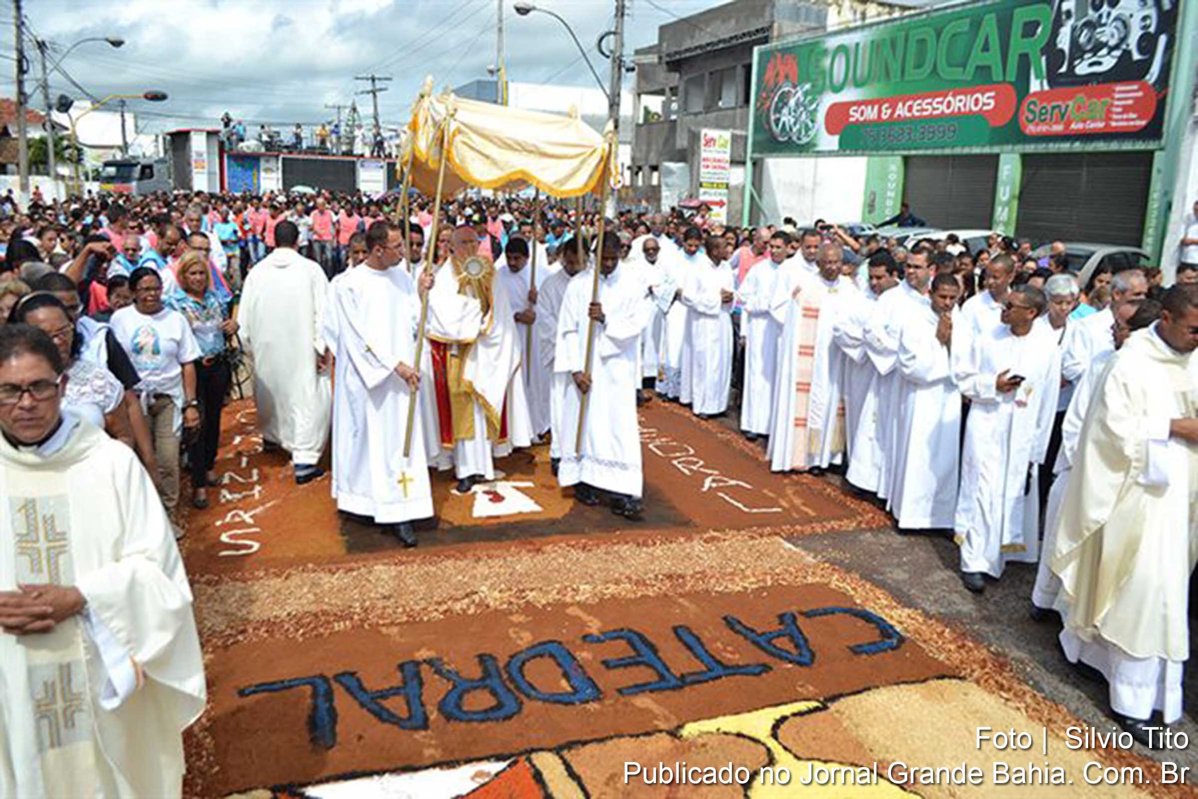 Fiéis de Feira de Santana mantém tradição no dia de Corpus Christi