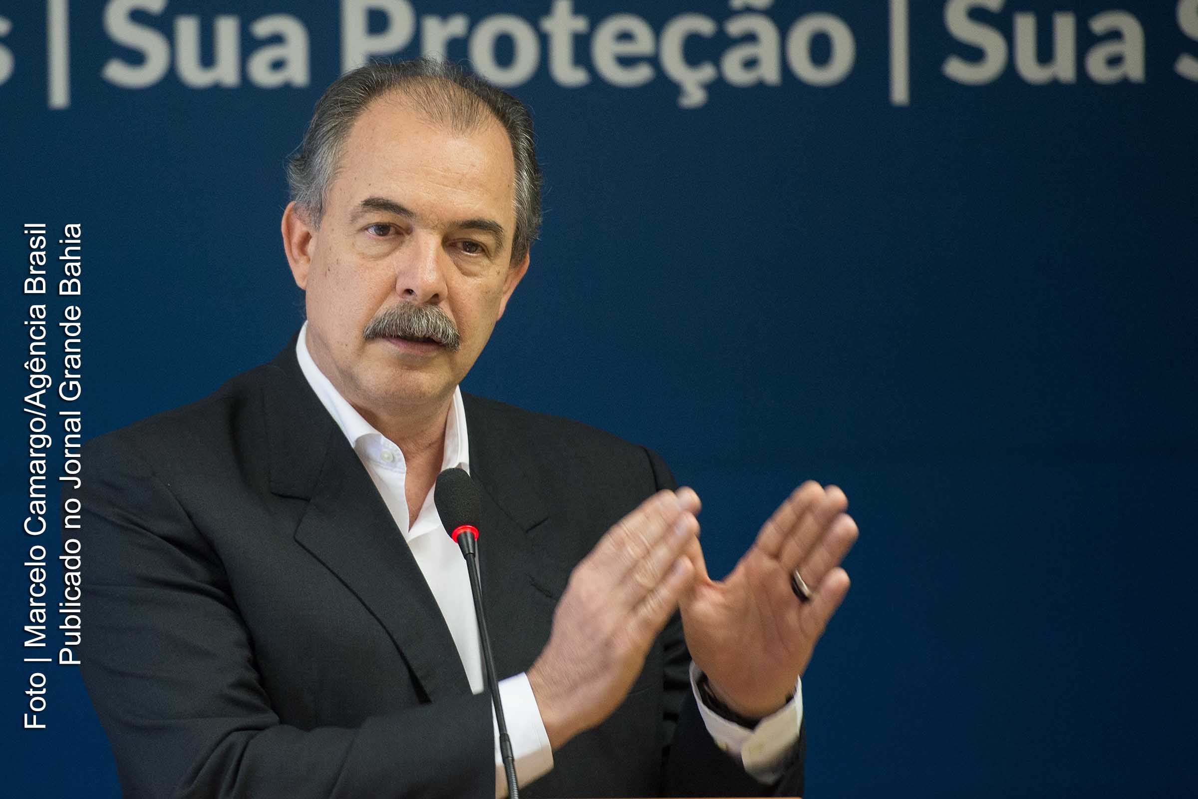 O ministro-chefe da Casa Civil, Aloizio Mercadante, fala sobre delação premiada do presidente da UTC, Ricardo Pessoa.