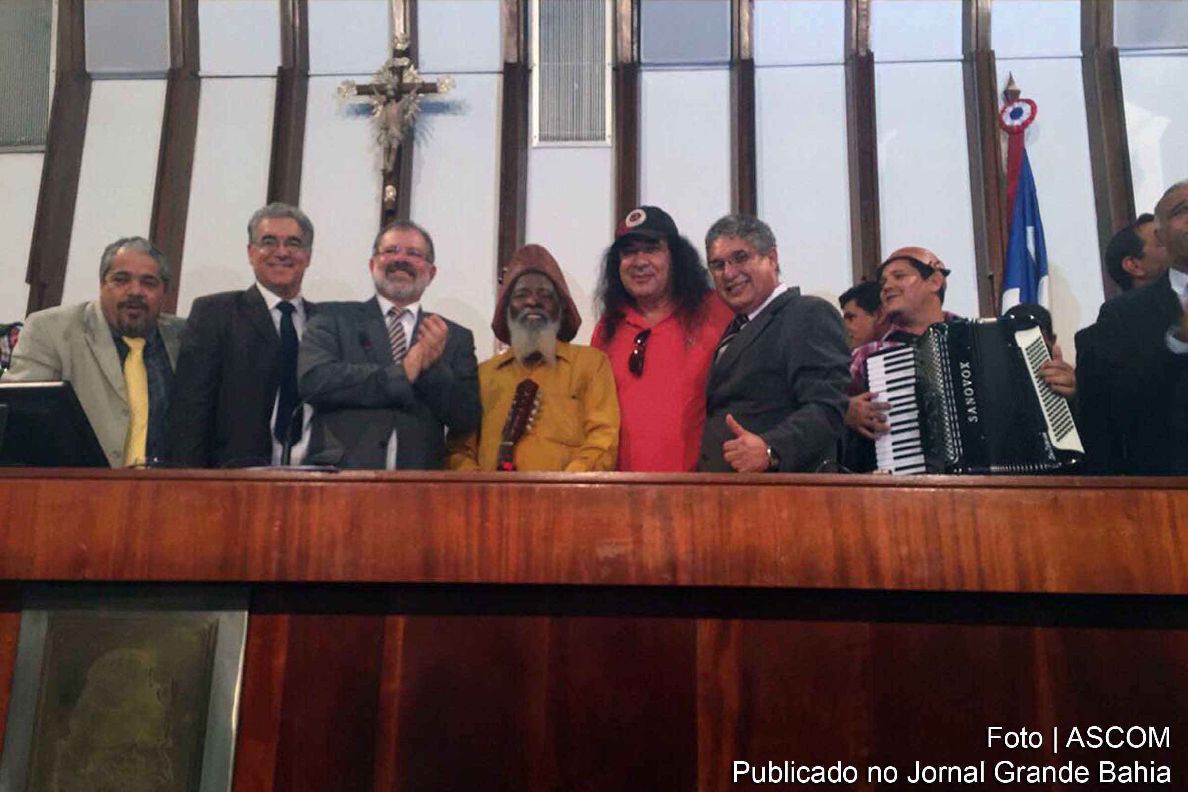 Artistas e deputados baianos comemoram aprovação da Lei que garante participação no São João e São Pedro.