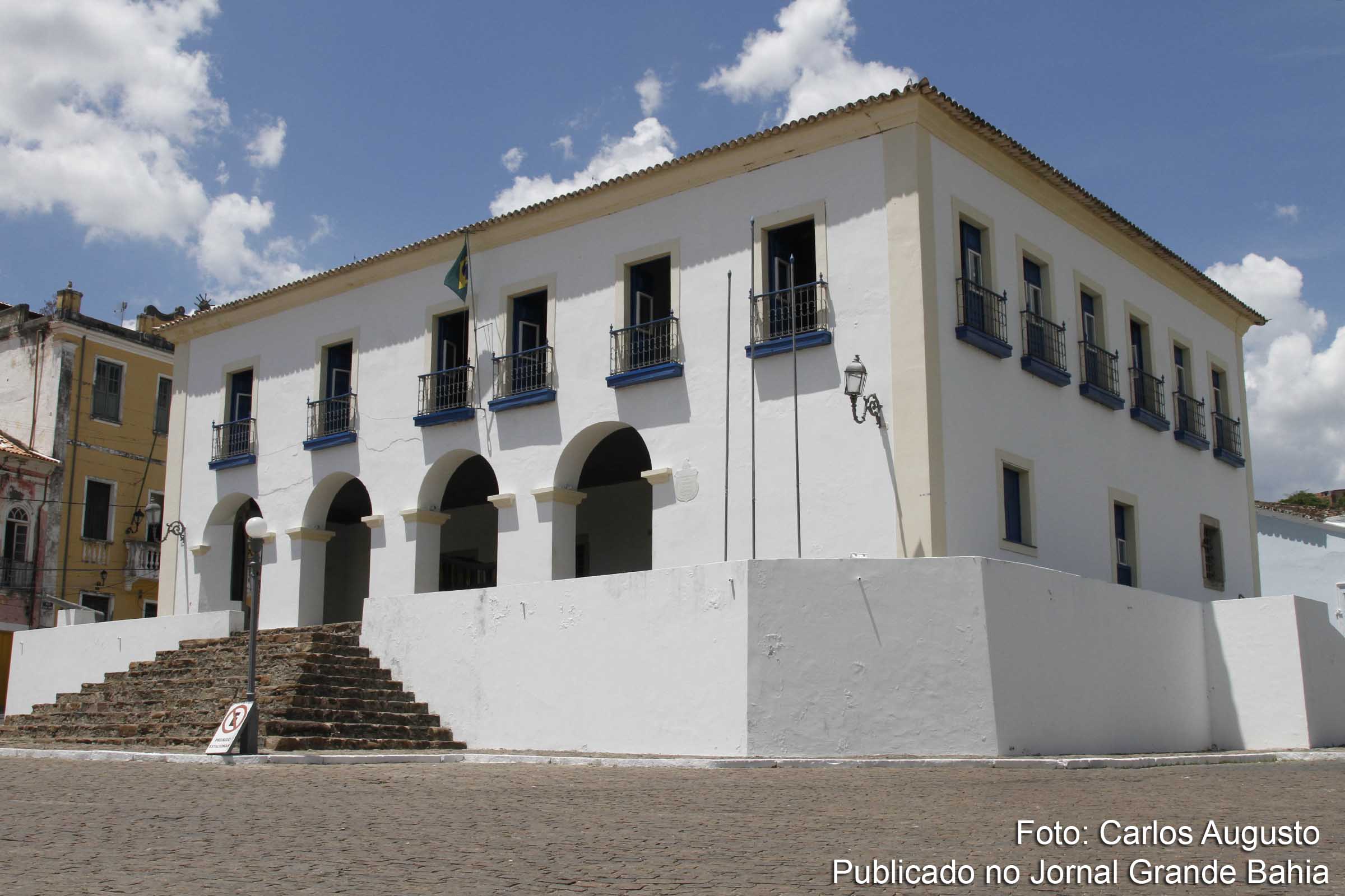 As 8 horas foi programada na área externa da Câmara Municipal de Cachoeira o hasteamento dos pavilhões do Brasil, Bahia e Cachoeira, além de desfile militar.