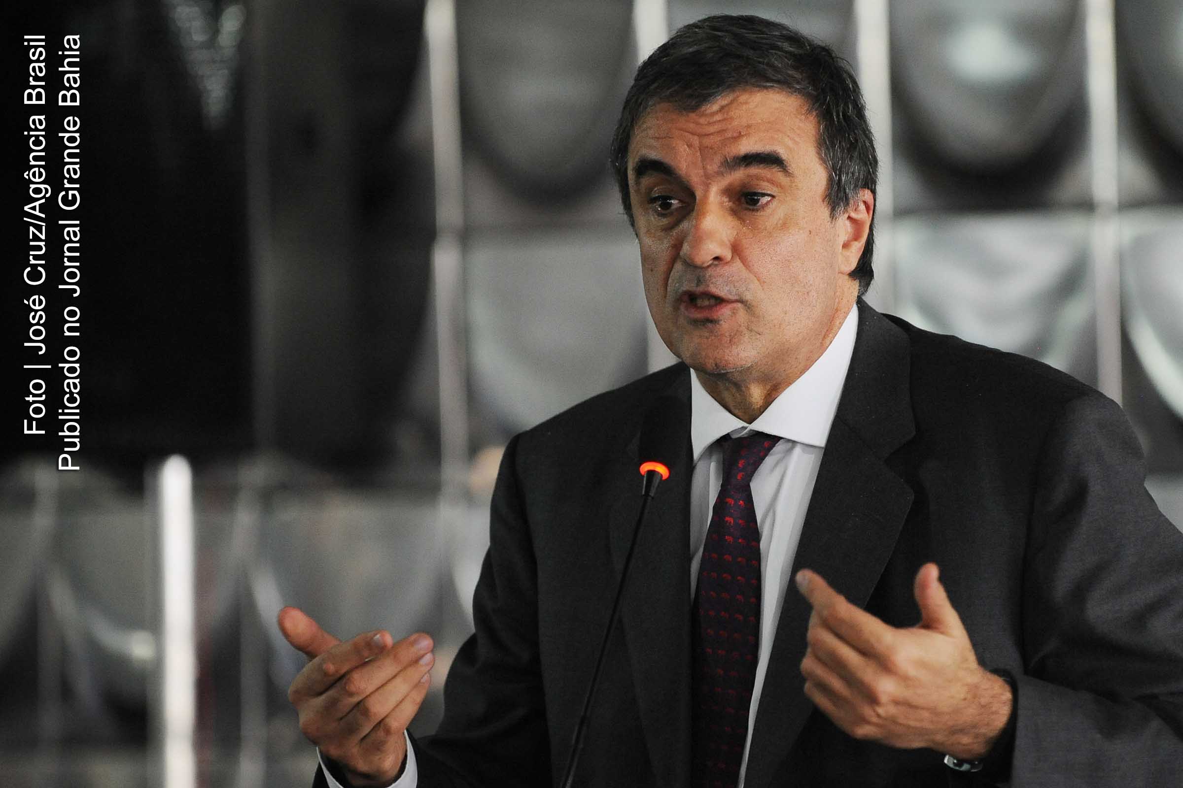 Ministro José Eduardo Cardozo avalia que se o governo federal tentasse impedir qualquer empresa investigada por suspeitas de irregularidades de participar de licitações infringiria a lei e seria facilmente derrubada na Justiça.