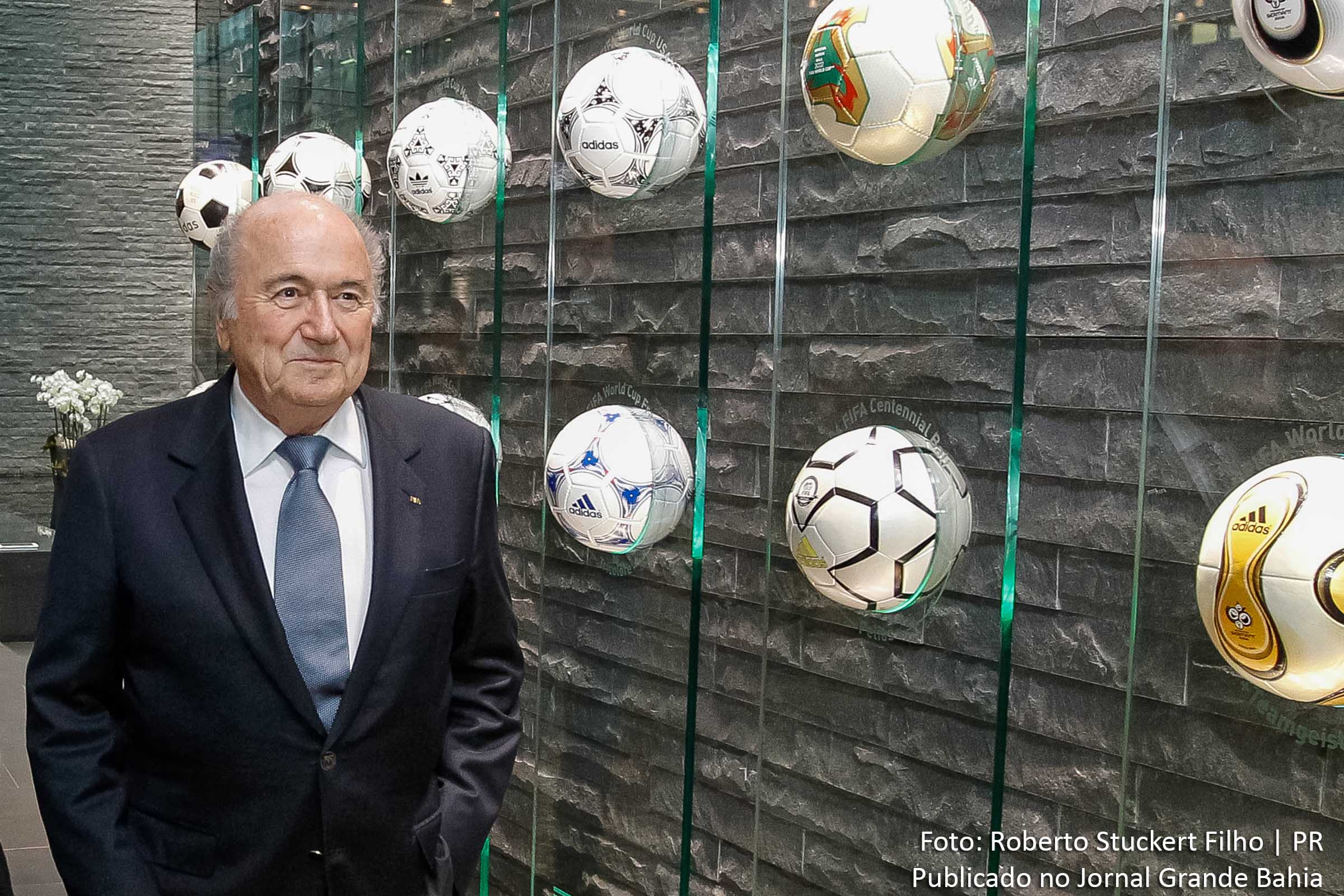 Joseph Blatter renuncia à presidência da Fifa em meio a esquema mundial de corrupção.