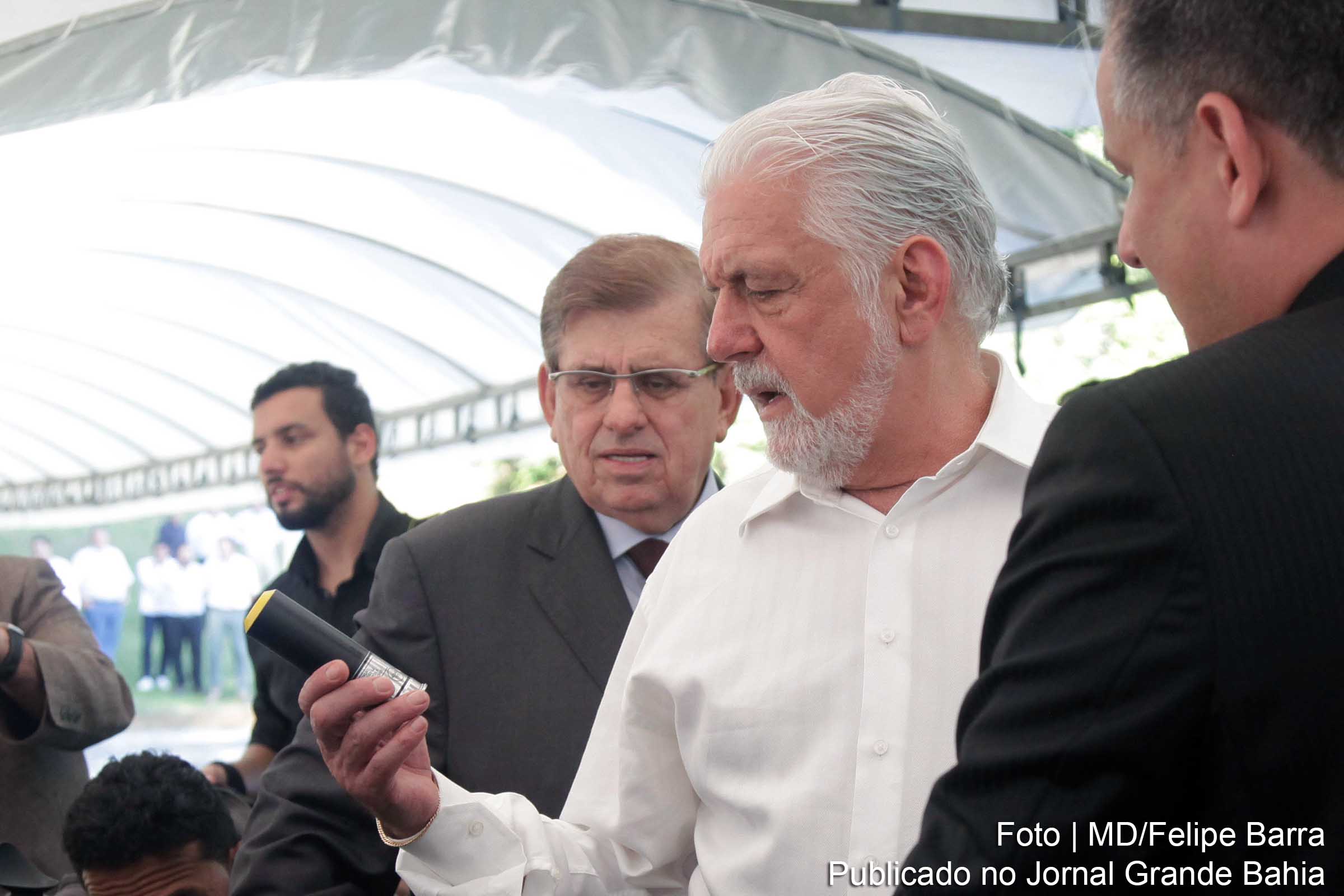 Ministro Jaques Wagner durante visita à fábrica da Condor em Nova Iguaçu.
