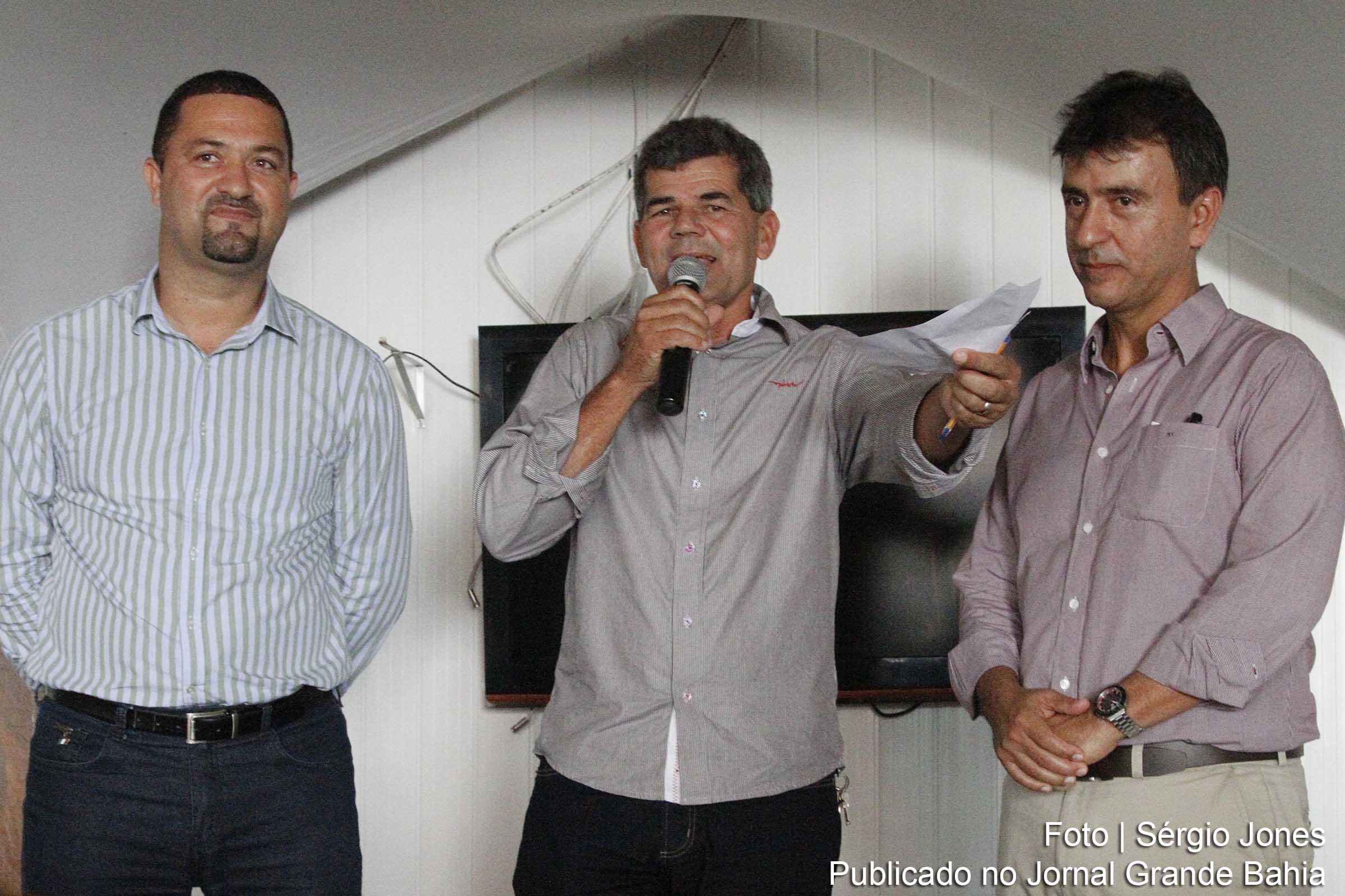 Osni Cardoso de Araújo, prefeito de Serrinha; Givaldo da Silva Lopes (Gika Lopes), deputado estadual (PT); e André Curvello, durante encontro em Serrinha.