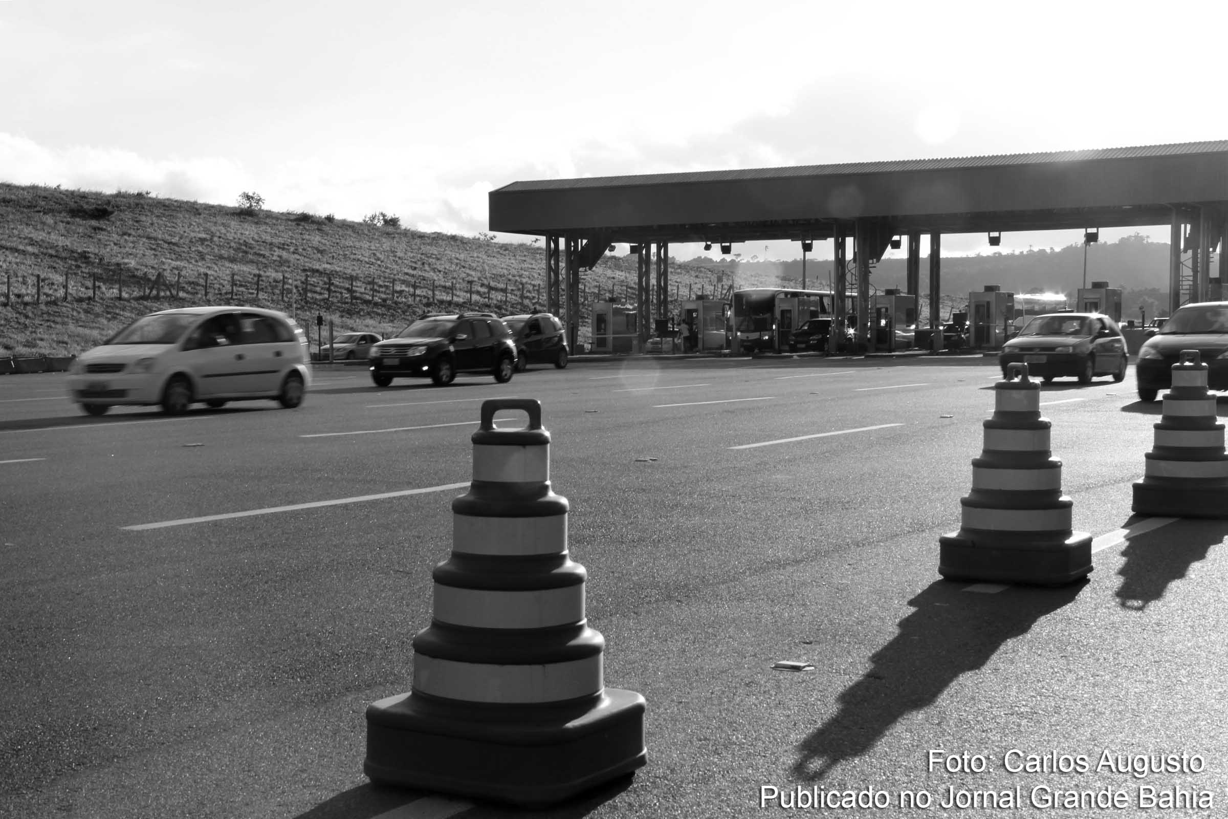 Praça de pedágio da Rodovia BR 324 gerida pela Viabahia. Entre as penalidades previstas está a suspensão da cobrança do pedágio de todos os veículos que trafegam na Rodovia BR-324 até que a concessionária instale o sistema de pesagem e circuito de CFTV.