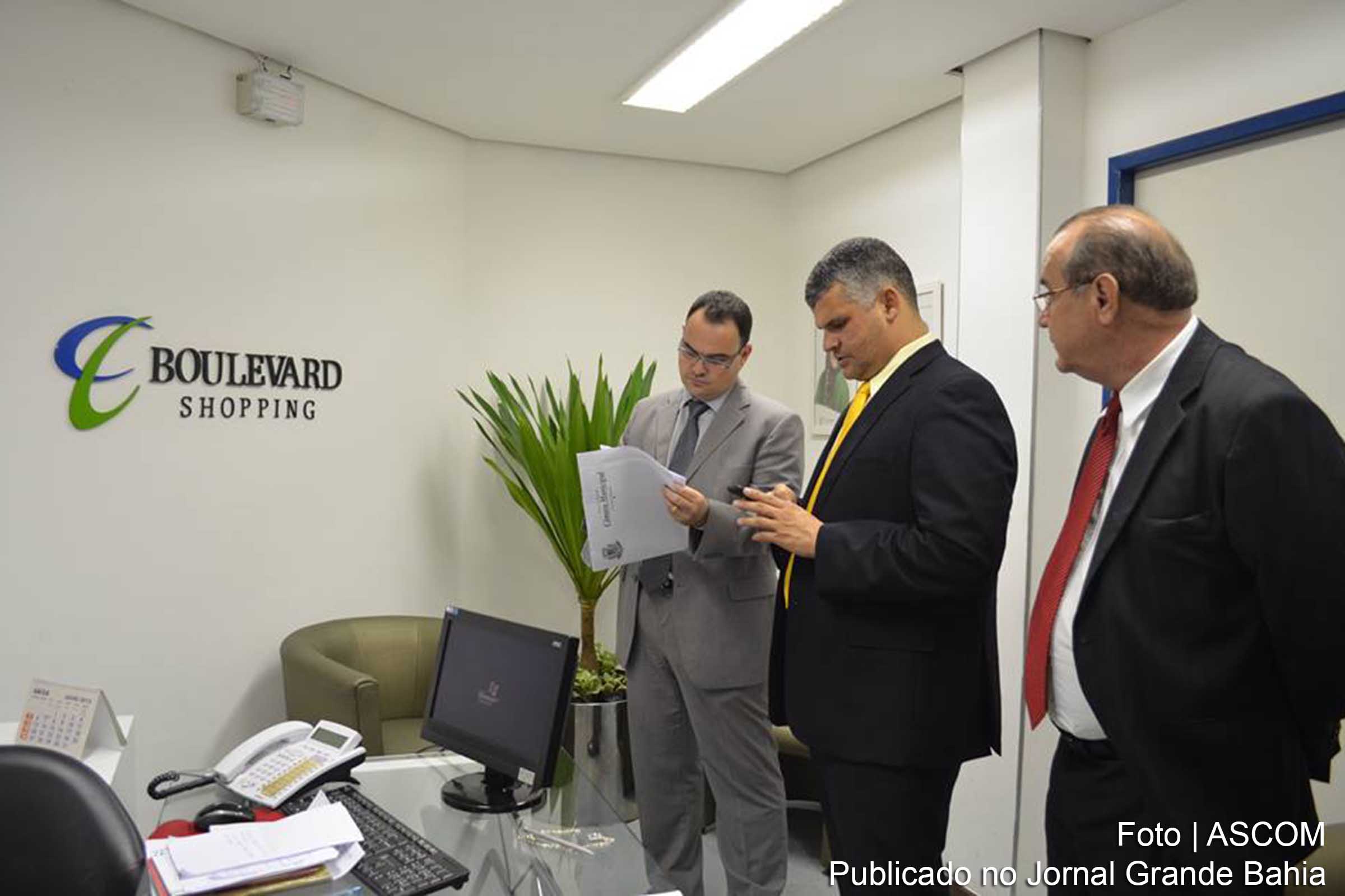 Vereadores Reinaldo Miranda, Pablo Roberto e José Carneiro entregam cópia da Lei à direção do shopping.