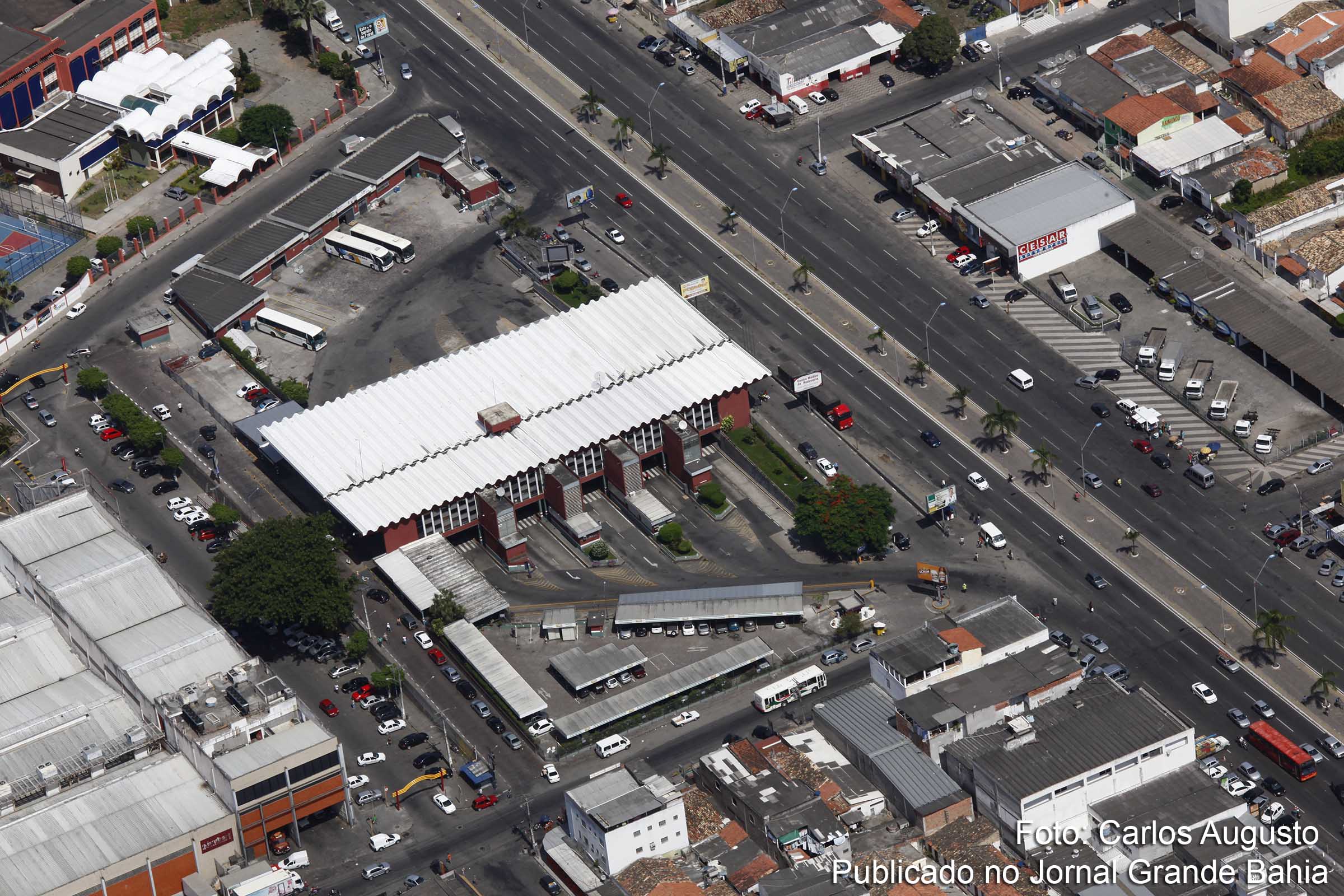 Vista aérea da rodoviária de Feira de Santana. Painel de Lênio Braga está instalado na rodoviária. Segundo Prefeitura de Feira de Santana é necessário que a Sinart envie um projeto para o Instituto do Patrimônio Artístico Cultural da Bahia (IPAC).