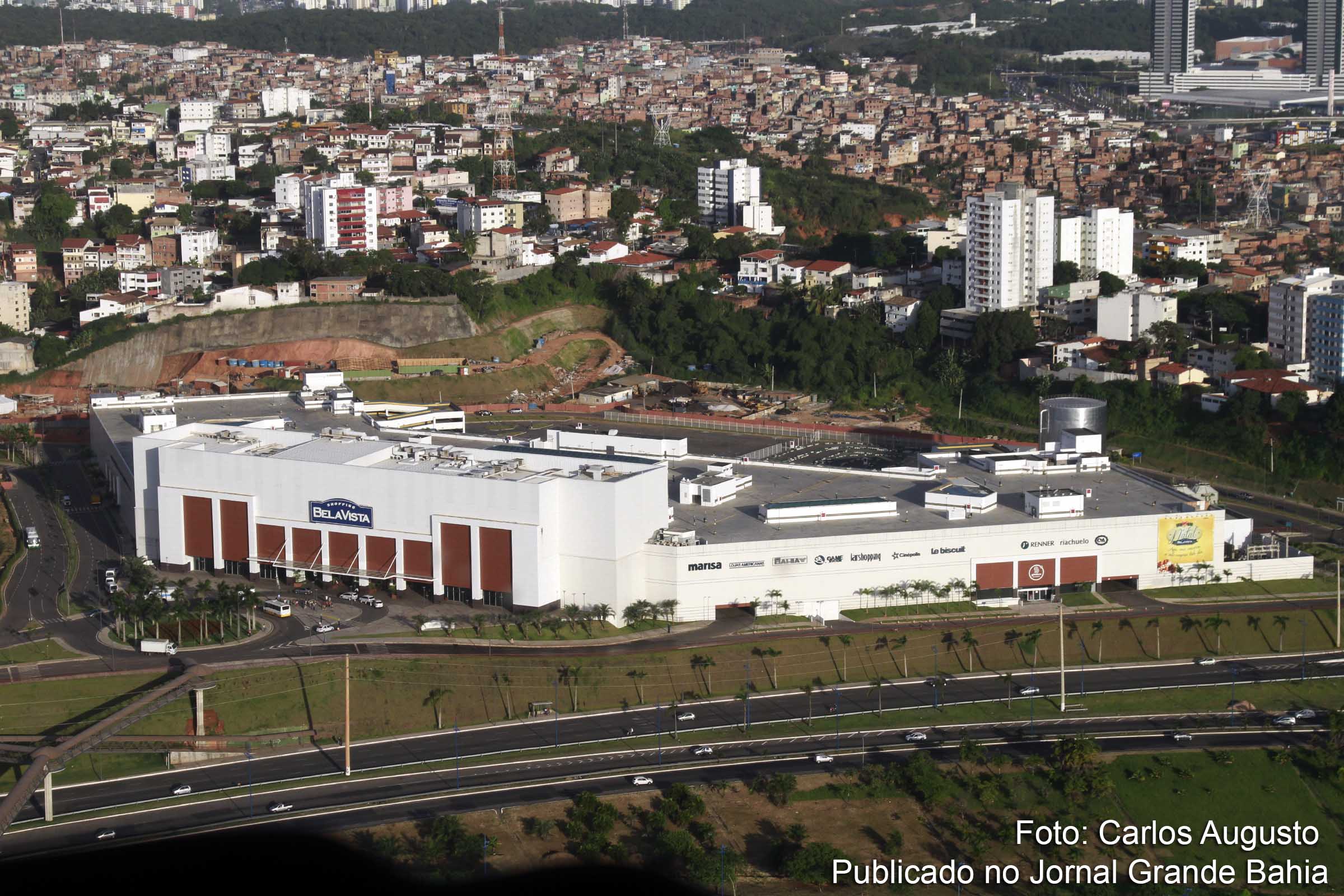 Vista aérea do Shopping Bela Vista, localizado em Salvador. Cobrança de estacionamento para usuários de shoppings avança.