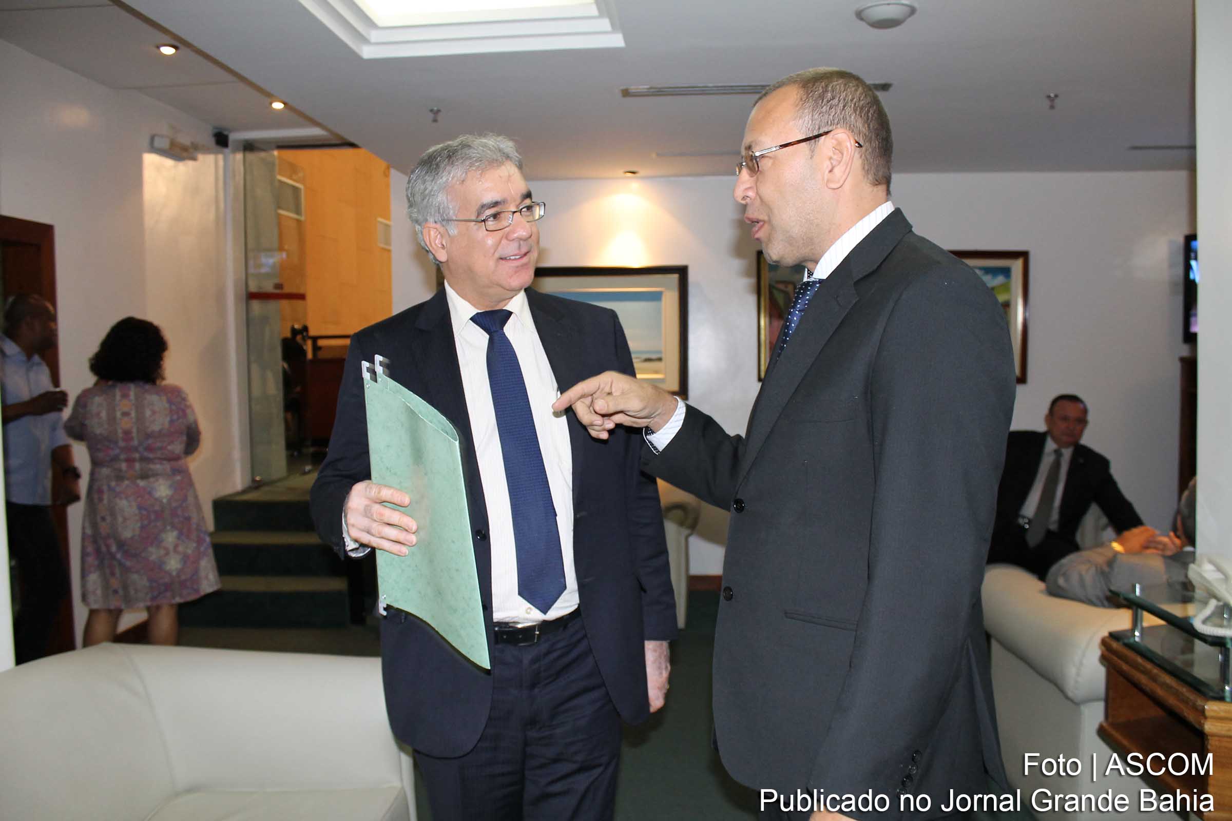 José Cerqueira de Santana Neto (Zé Neto) e Marco Prisco Caldas Machado. Deputado Zé Neto recebe proposta de alteração do estatuto da Polícia Militar da Bahia.