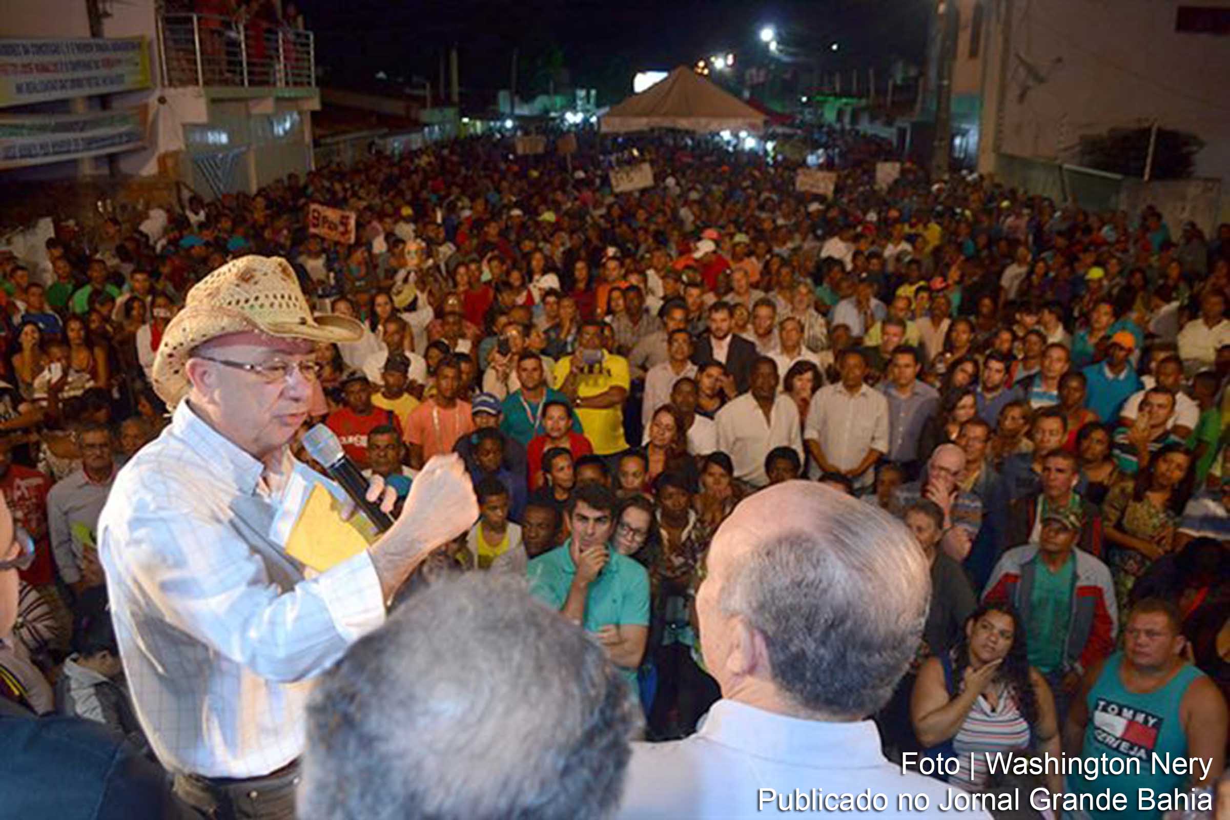 Prefeito José Ronaldo comemora com a população a pavimentação de ruas do Bairro Conceição.