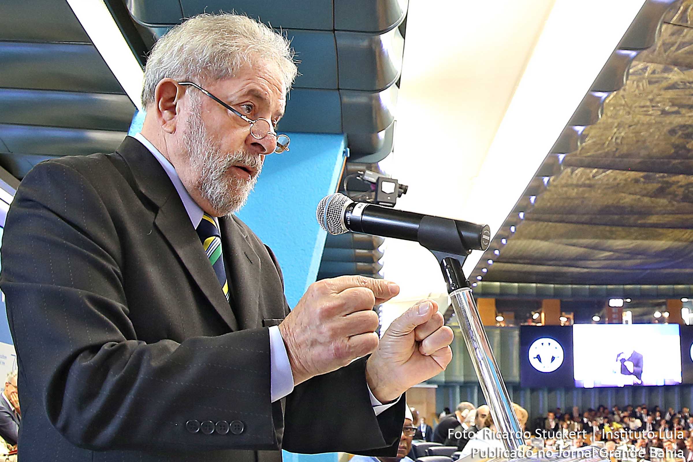 A reportagem da revista utiliza a mentira como forma de atacar imagem do ex-presidente Lula, avalia defesa de Léo Pinheiro.