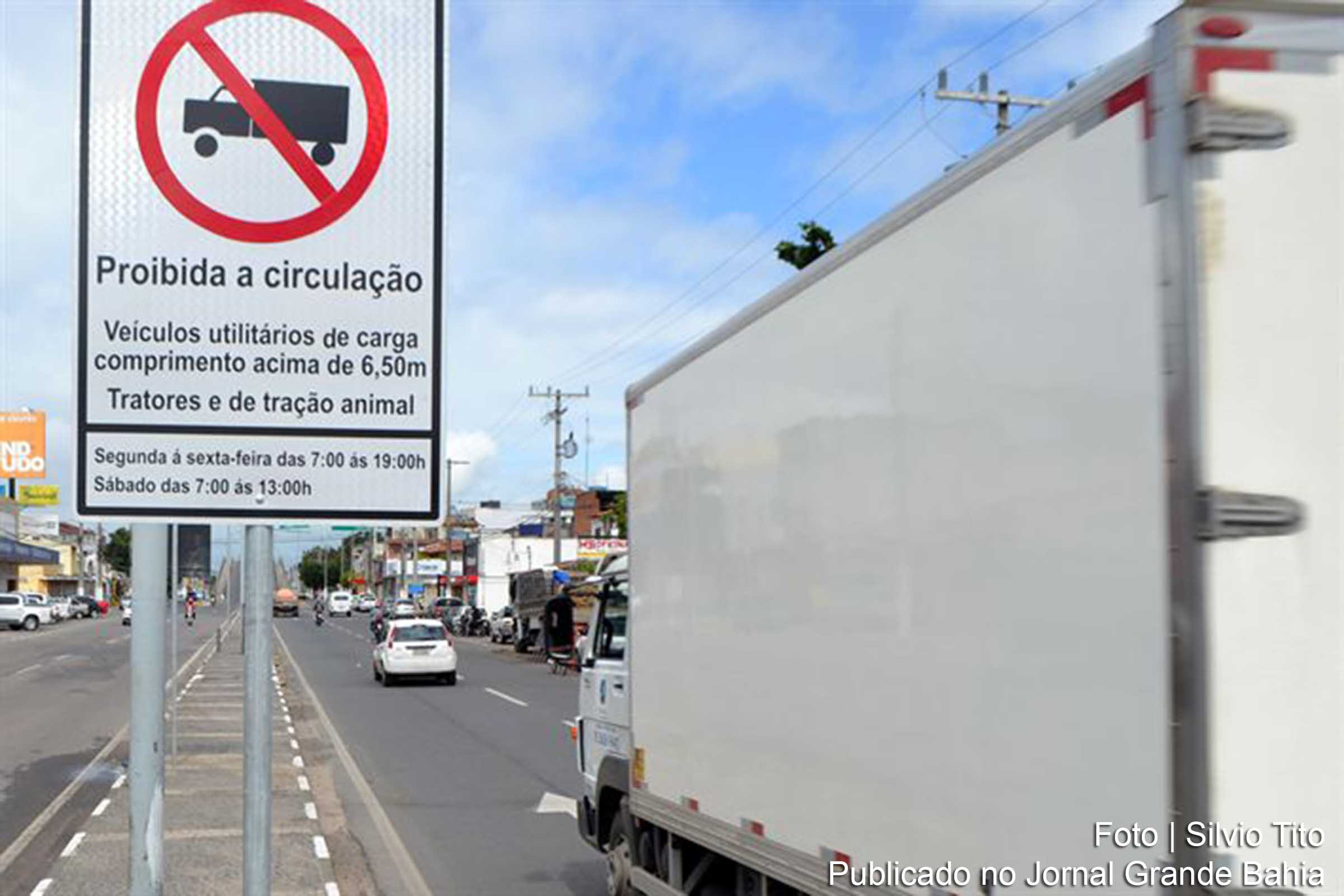 Prefeitura de Feira de Santana implantou sinalização com a finalidade de informar motoristas sobre a legislação local que veda o trânsito de veículos com mais de 6,5 metros.