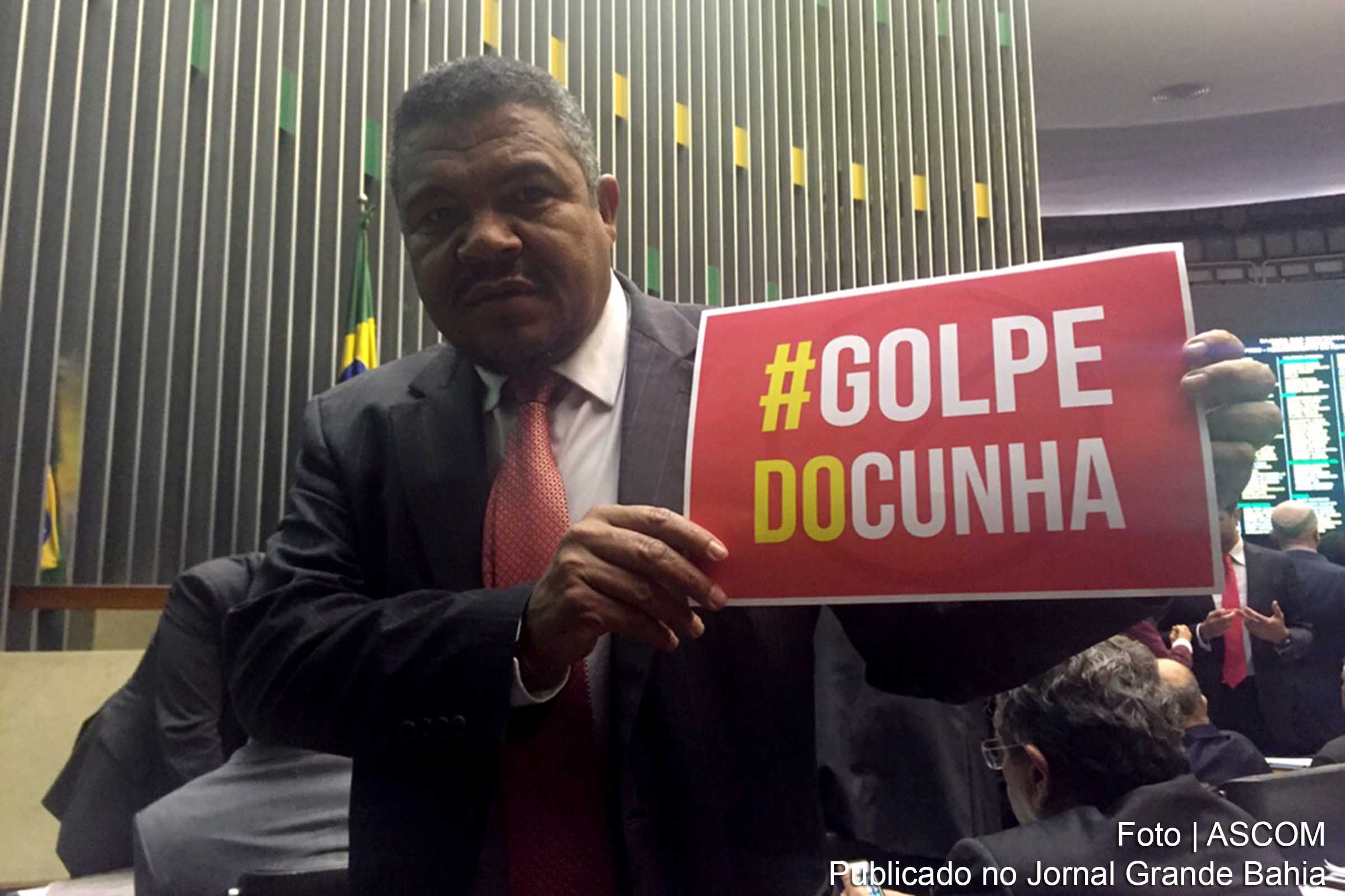 O deputado federal Valmir Assunção durante protesto na Câmara Federal.