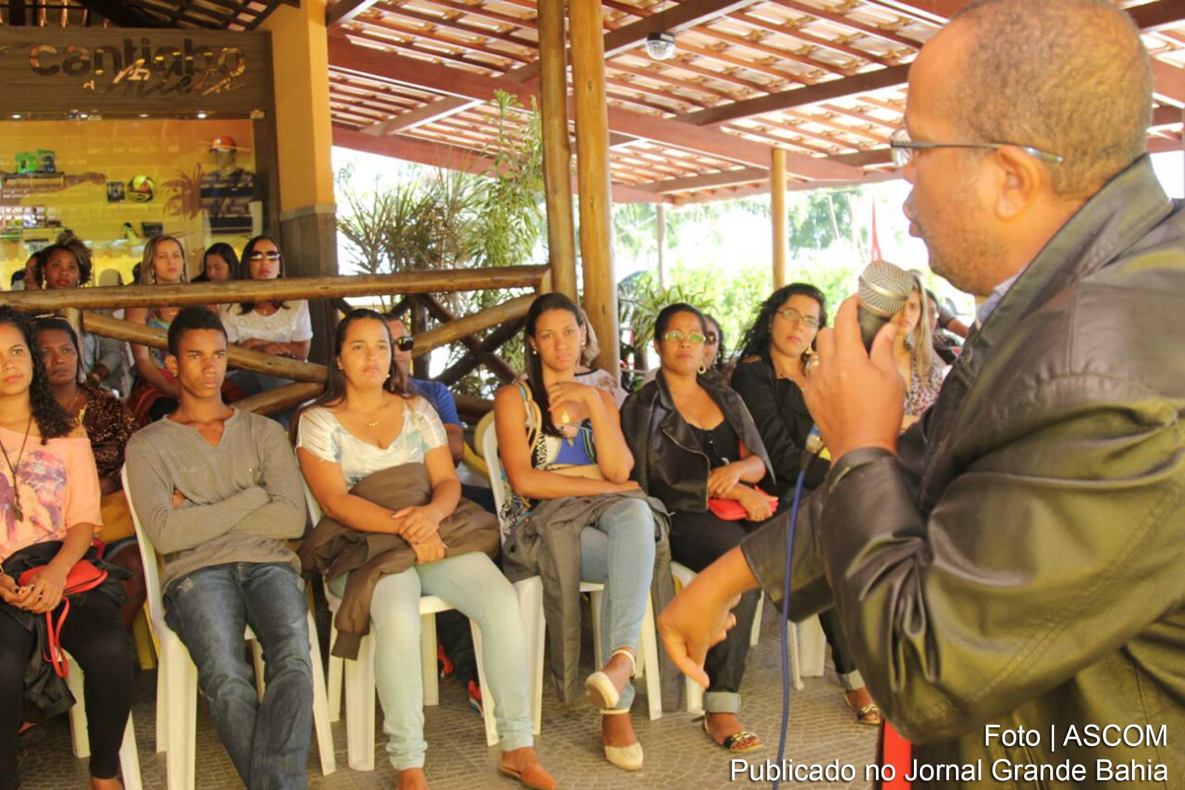 O vereador Luiz Carlos Suíca durante reunião em Coité.