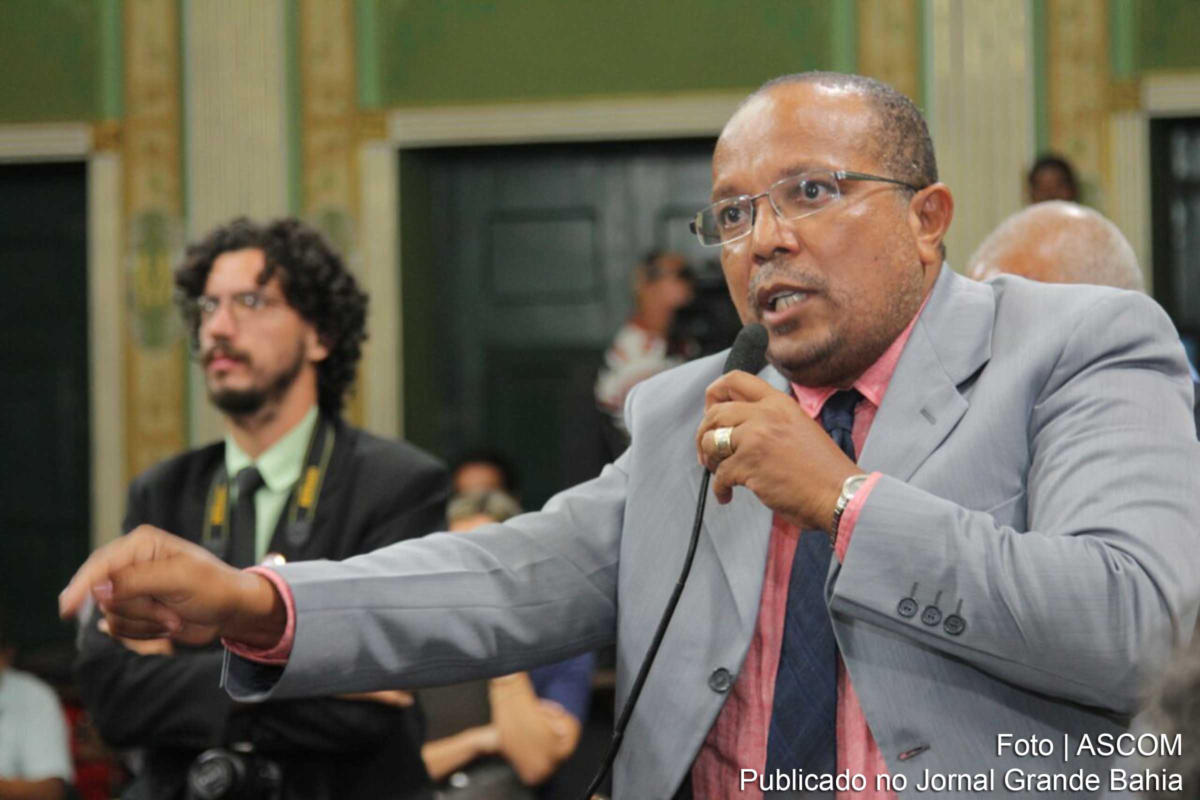 O vereador Luiz Carlos Suíca durante sessão na Câmara de Salvador.