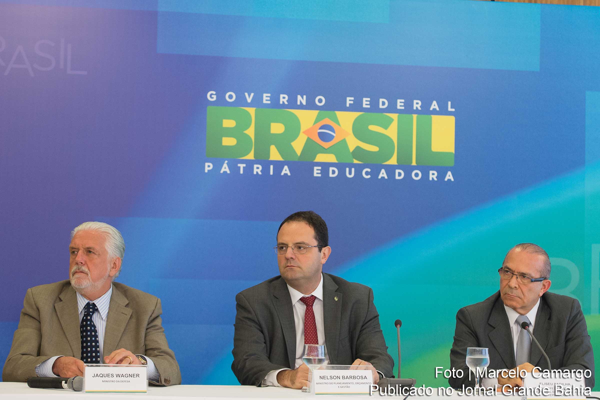 Os ministros, da Defesa, Jaques Wagner; do Planejamento, Nelson Barbosa; e da Aviação Civil, Eliseu Padilha durante entrevista coletiva após reunião com a presidenta Dilma Rousseff.
