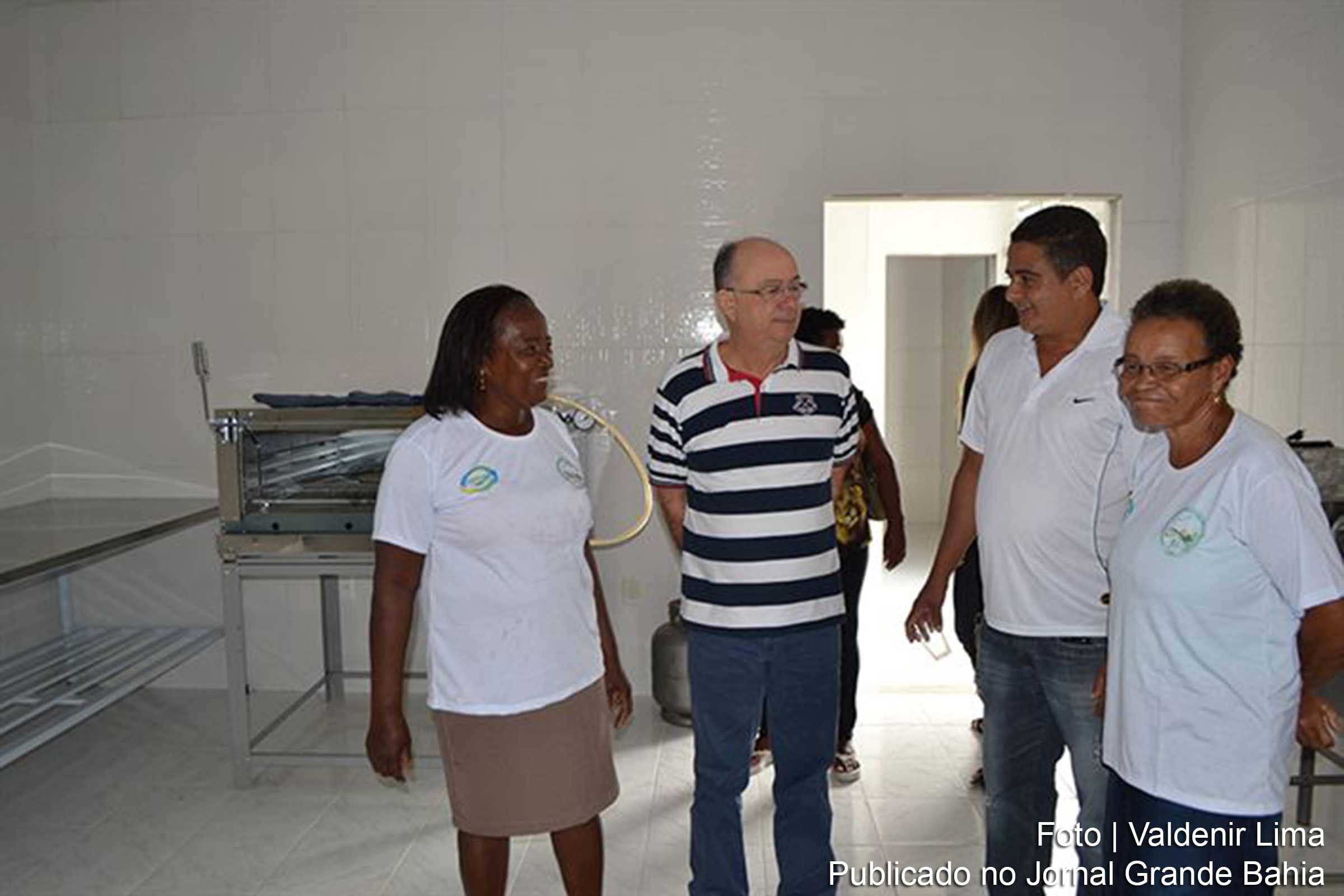 Prefeito José Ronaldo visita equipamento comunitário.