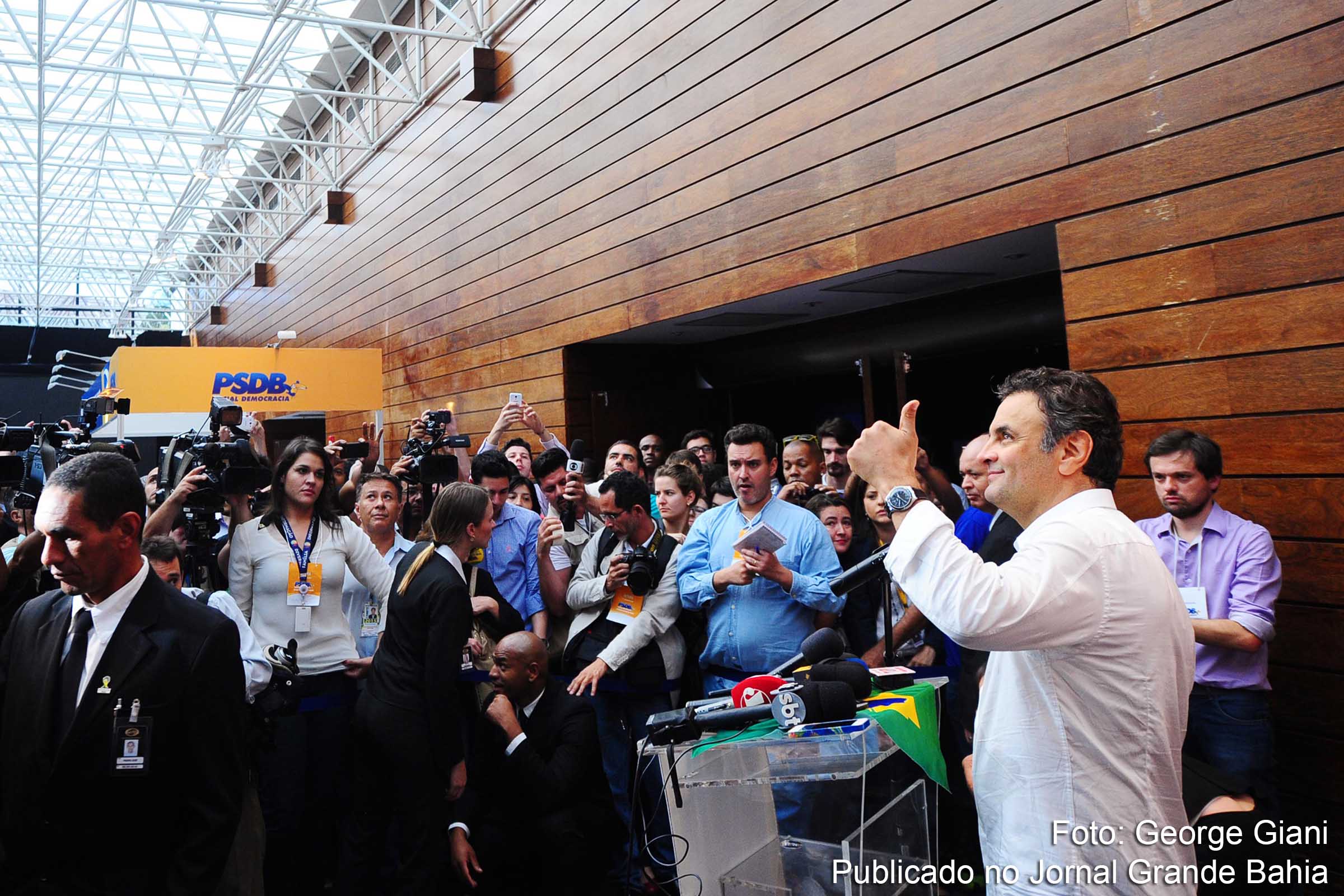 Senador Aécio Neves concede entrevista coletiva após a XII Convenção Nacional do PSDB.