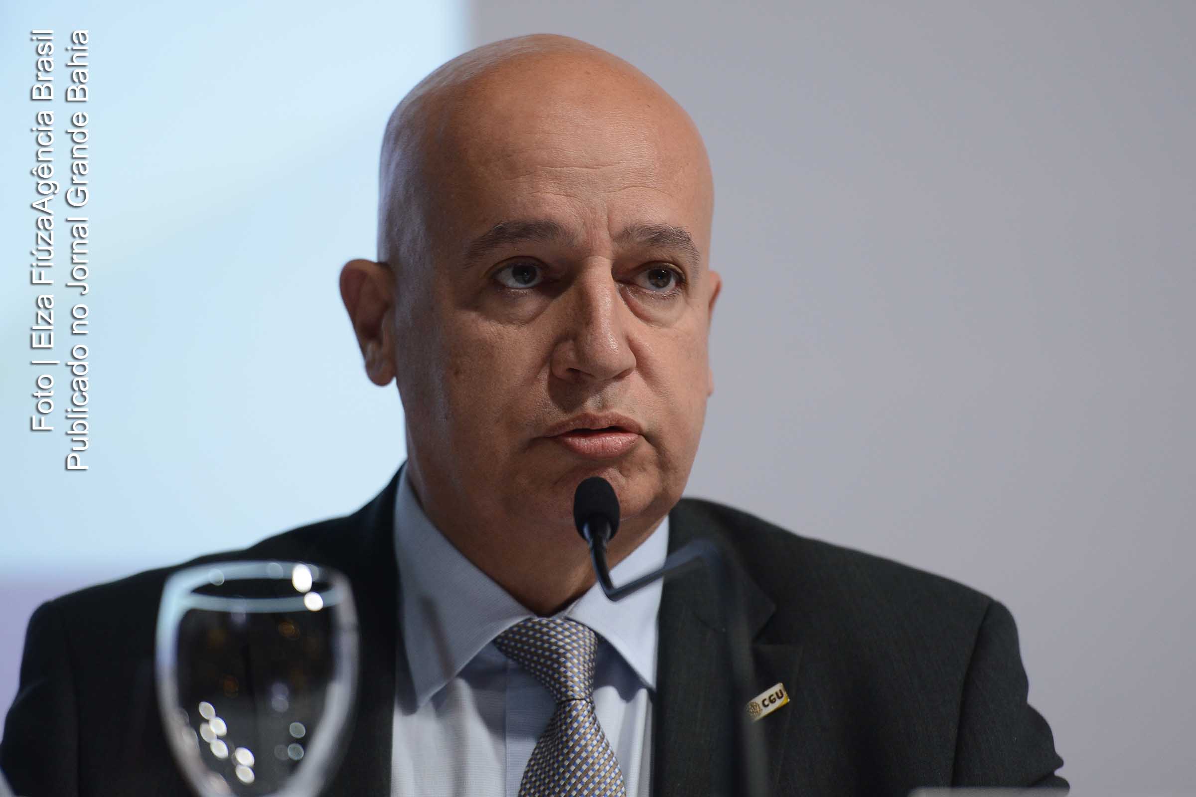 O ministro da Controladoria-Geral da União (CGU), Valdir Simão, ressaltou que, para celebrar o acordo de leniência, as empresas têm de colaborar obrigatoriamente com as investigações.