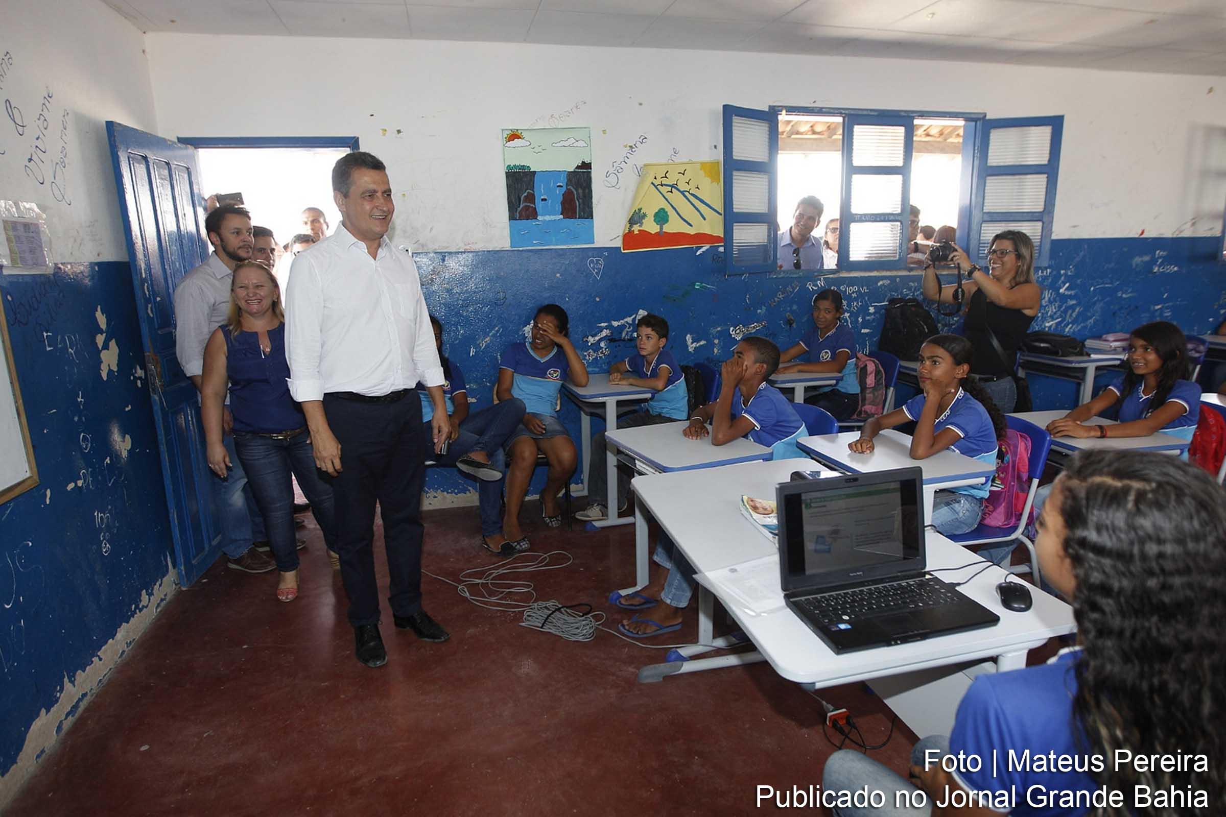 Governador Rui Costa faz visita ao Colégio Estadual Reis Magalhães, em Glória.