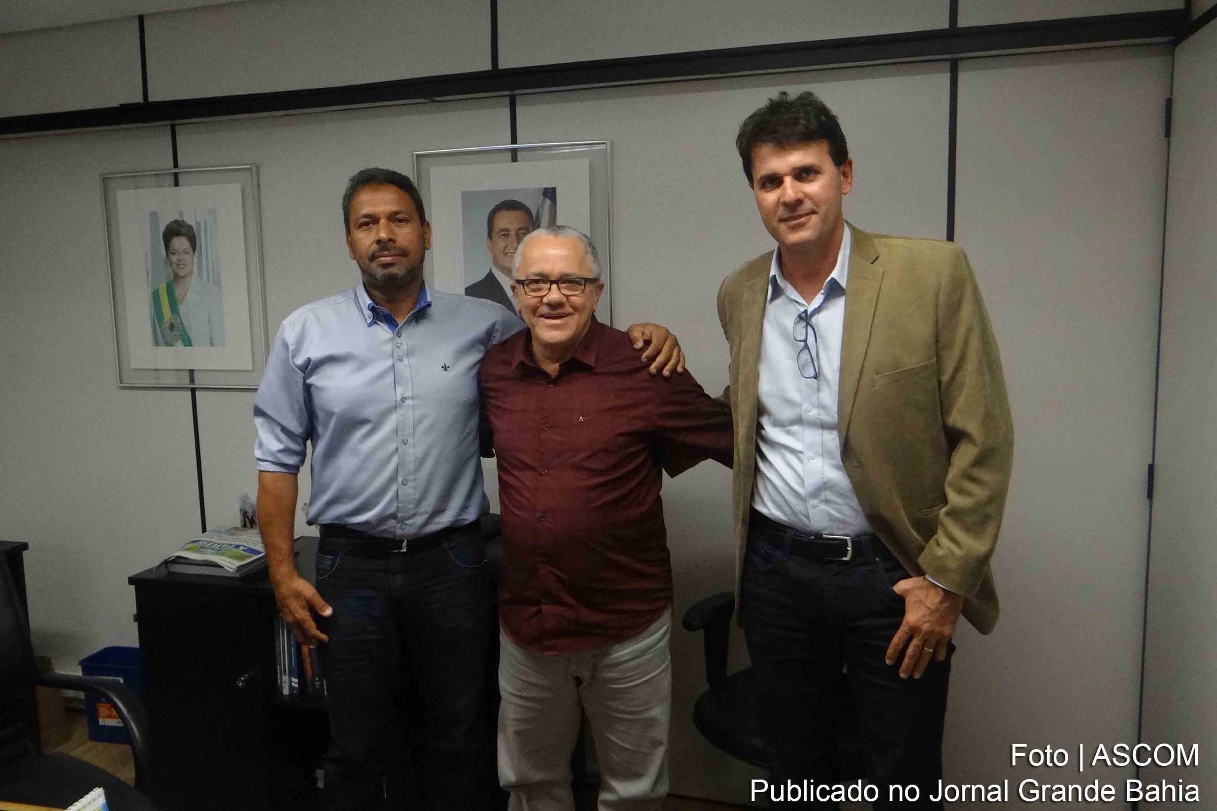 prefeito de Itaberaba, João Almeida Mascarenhas Filho em reuão com o secretário Josias Gomes e o vereador Luis Alberto do Bonfim.