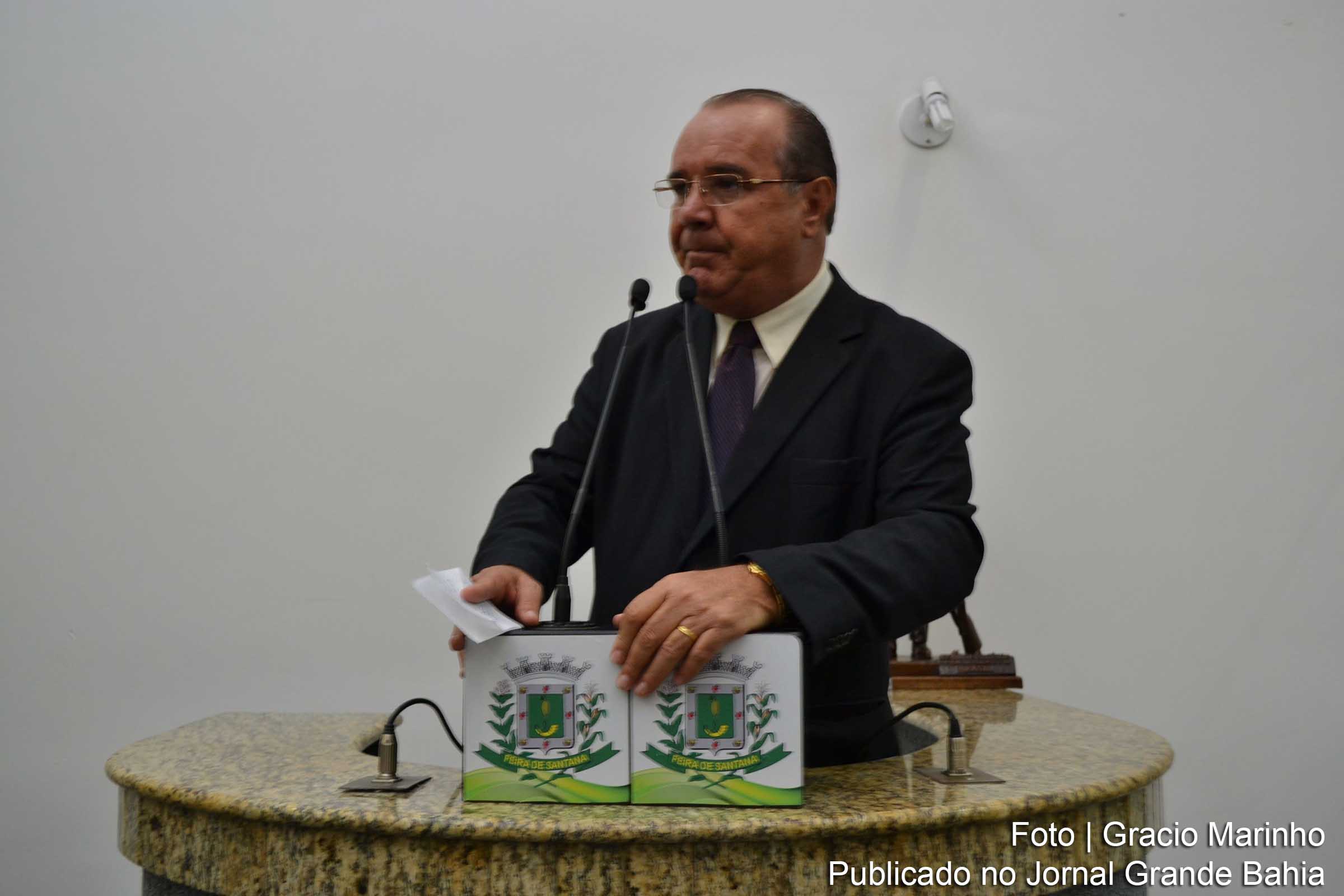 José Carneiro Rocha: "rebateu as críticas do edil Luiz Augusto de Jesus – Lulinha (PEN) em relação à permuta de áreas. Na oportunidade, ele criticou a empresa responsável pelo loteamento Alphaville em Feira de Santana".