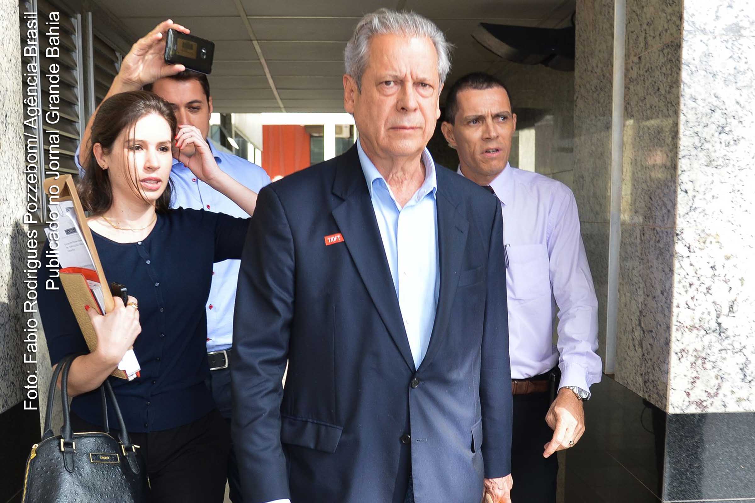 O ex-ministro José Dirceu foi preso na 17ª fase da Operação Lava Jato e será transferido para Curitiba.