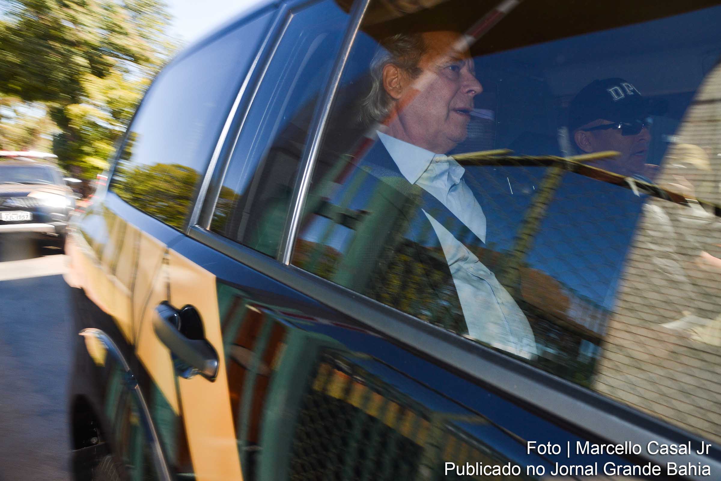 Ex-ministro José Dirceu é conduzido pela PF para ser ouvido pela justiça federal.