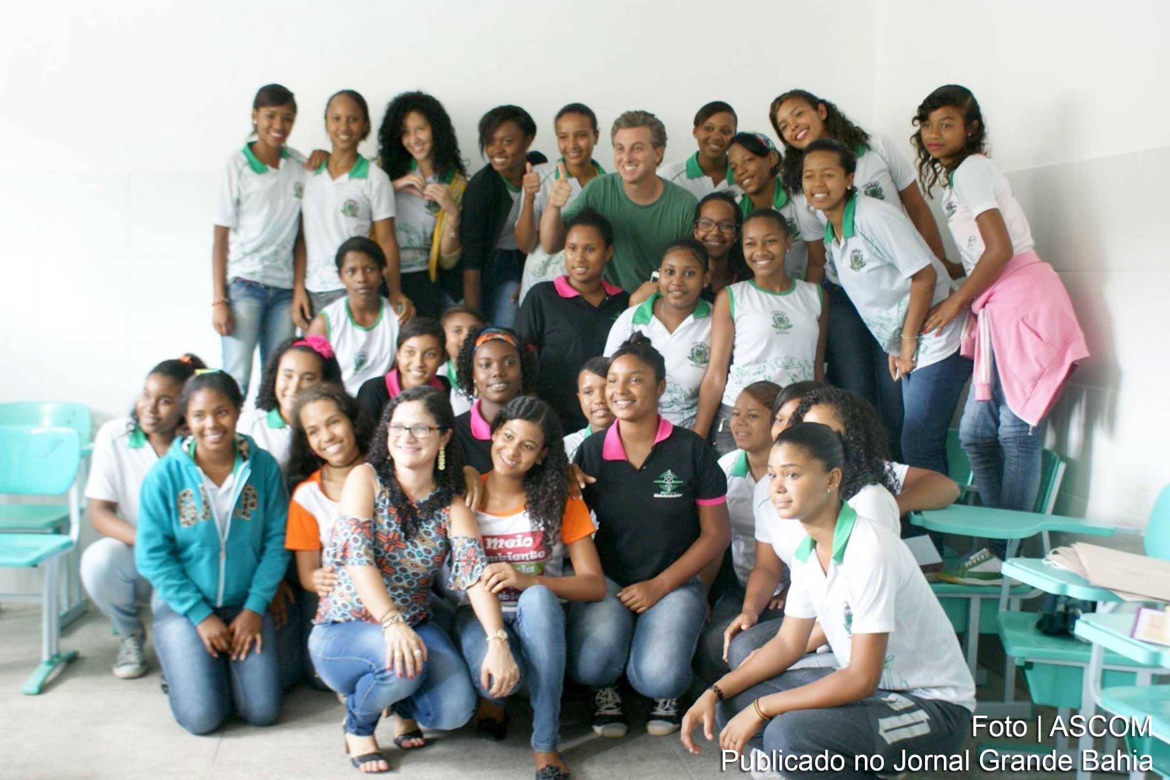 Luciano Huck durante visita a Escola Municipal Maria Antônia da Costa, em Feira de Santana.