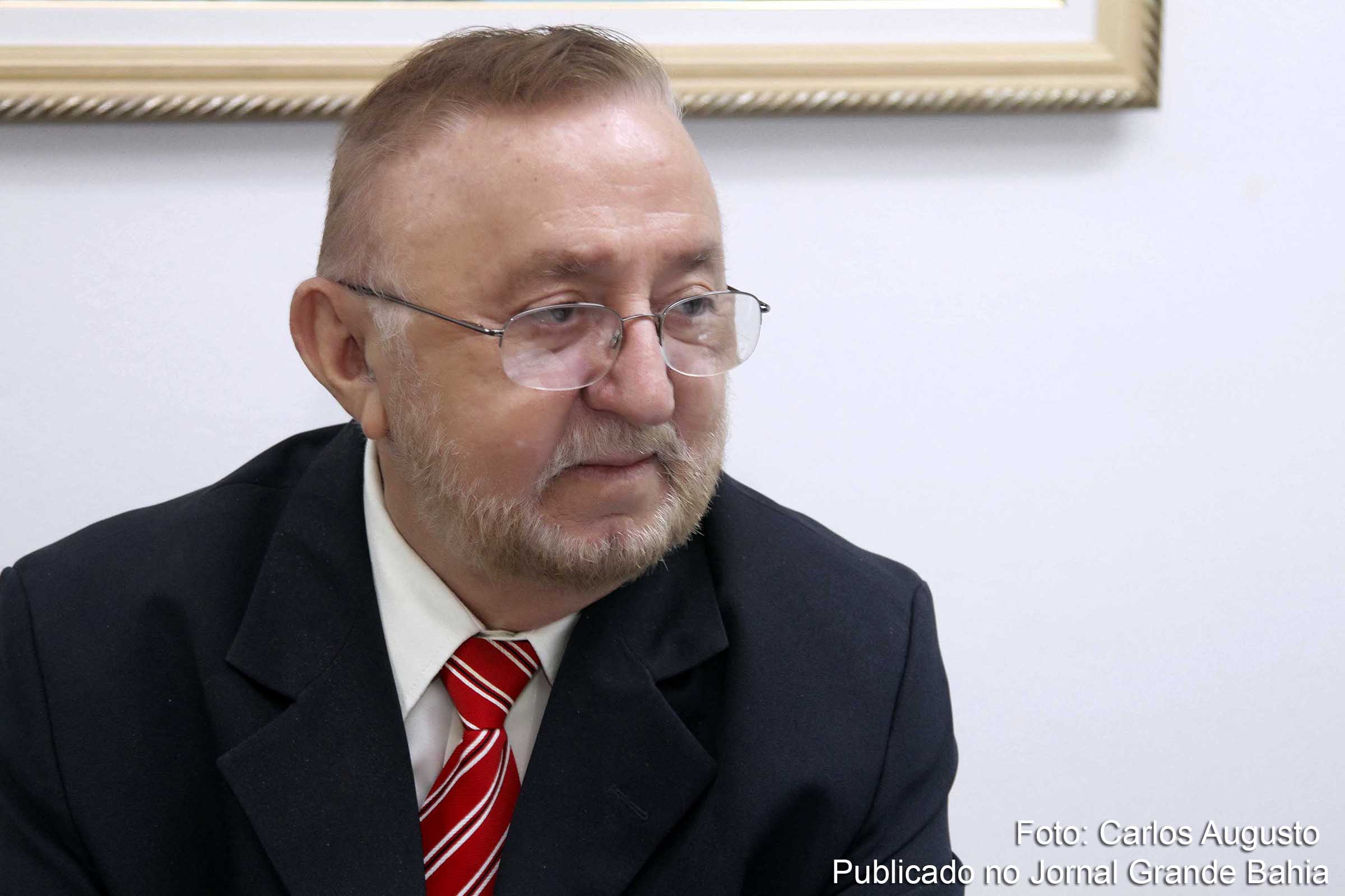 Luiz Holanda é advogado, professor universitário e conselheiro do Tribunal de Ética da OAB/BA.