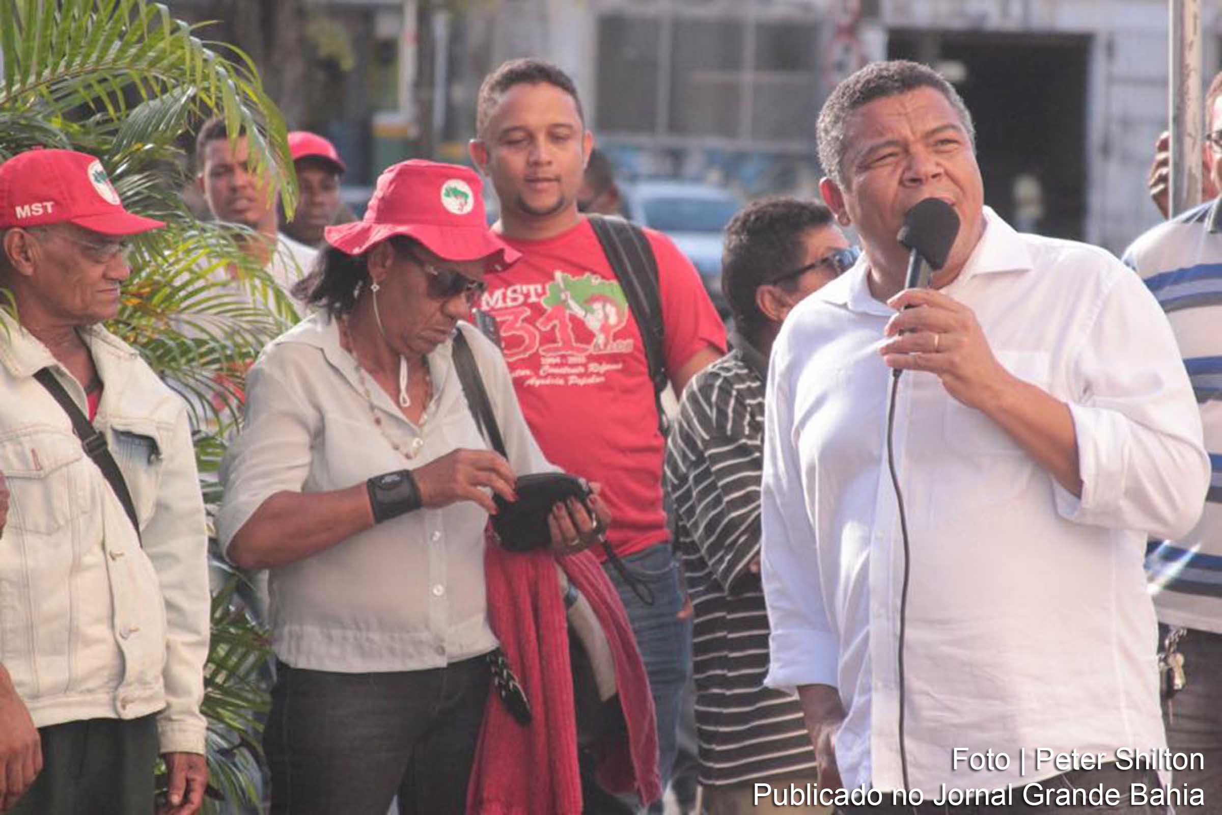 O deputado federal Valmir Assunção durante pronunciamento na manifestação do MST em Salvador.