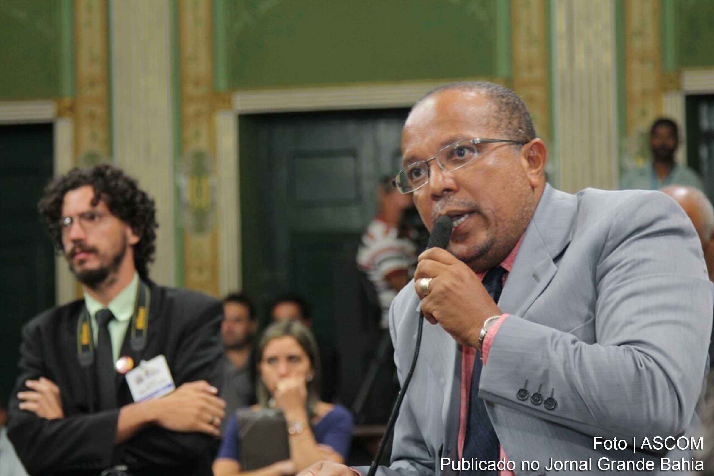 O vereador Luiz Carlos Suíca durante sessão na Câmara de Salvador.
