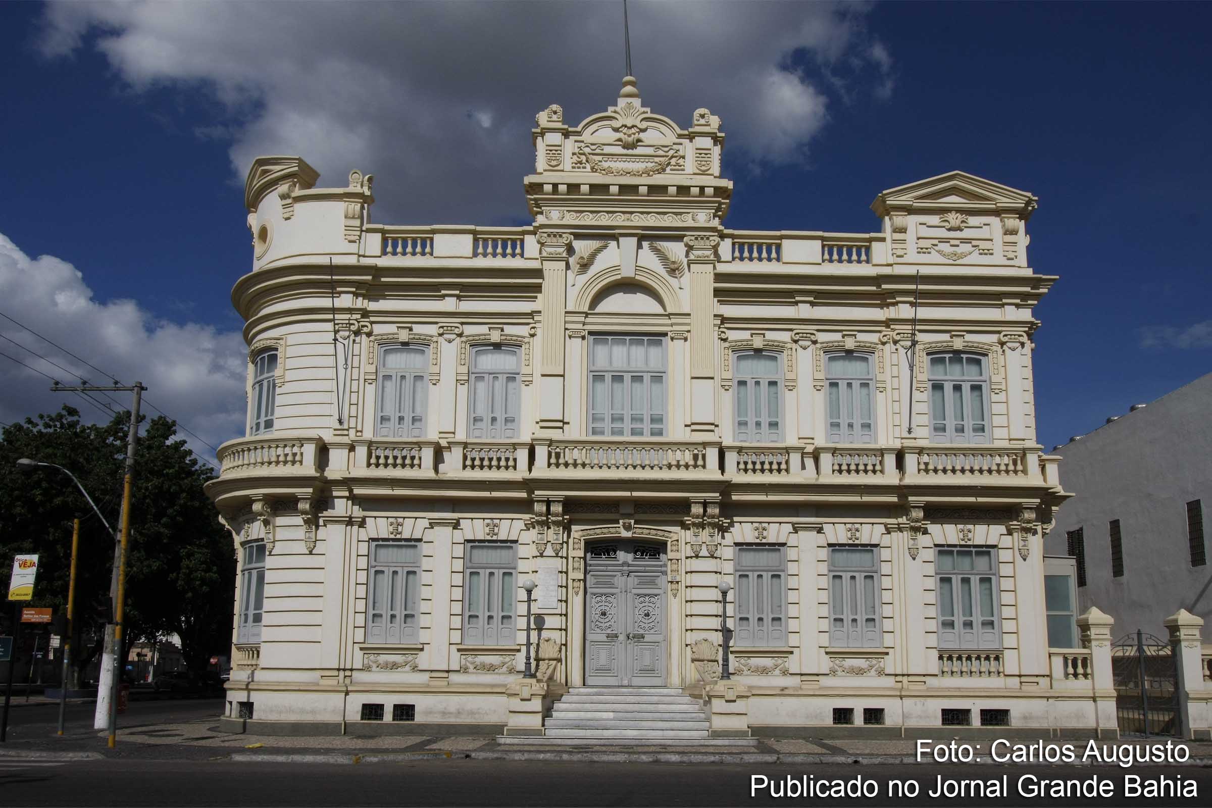 Paço Maria Quitéria, sede da Prefeitura Municipal de Feira de Santana. Ministério Público aciona poder executivo municipal para que solucione crise no transporte público.