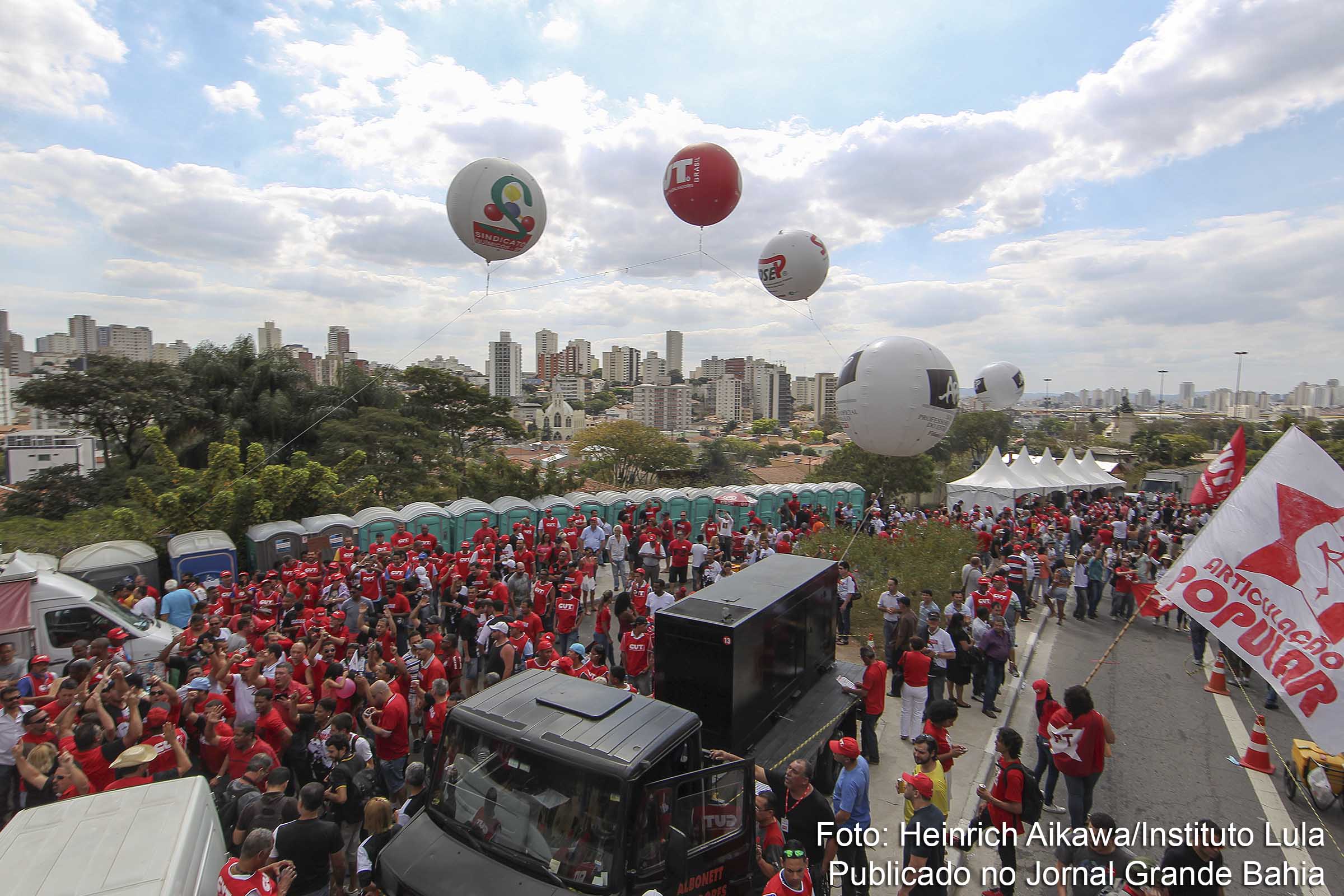 Populares em defesa da Democracia realizam manifestação no Instituto Lula.