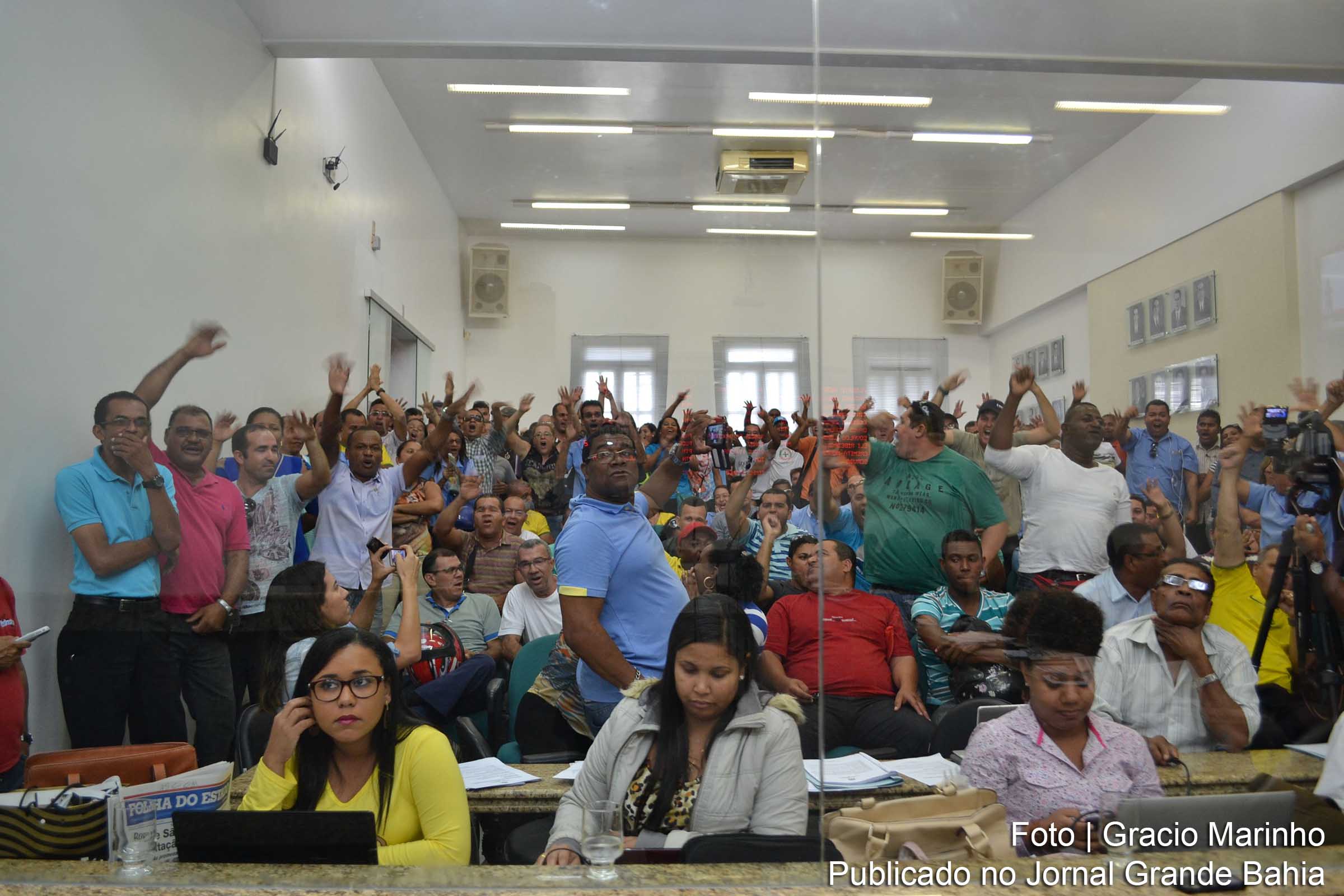 Populares, motoristas e cobradores protestam pela caótica situação do sistema de transporte público de Feira de Santana.